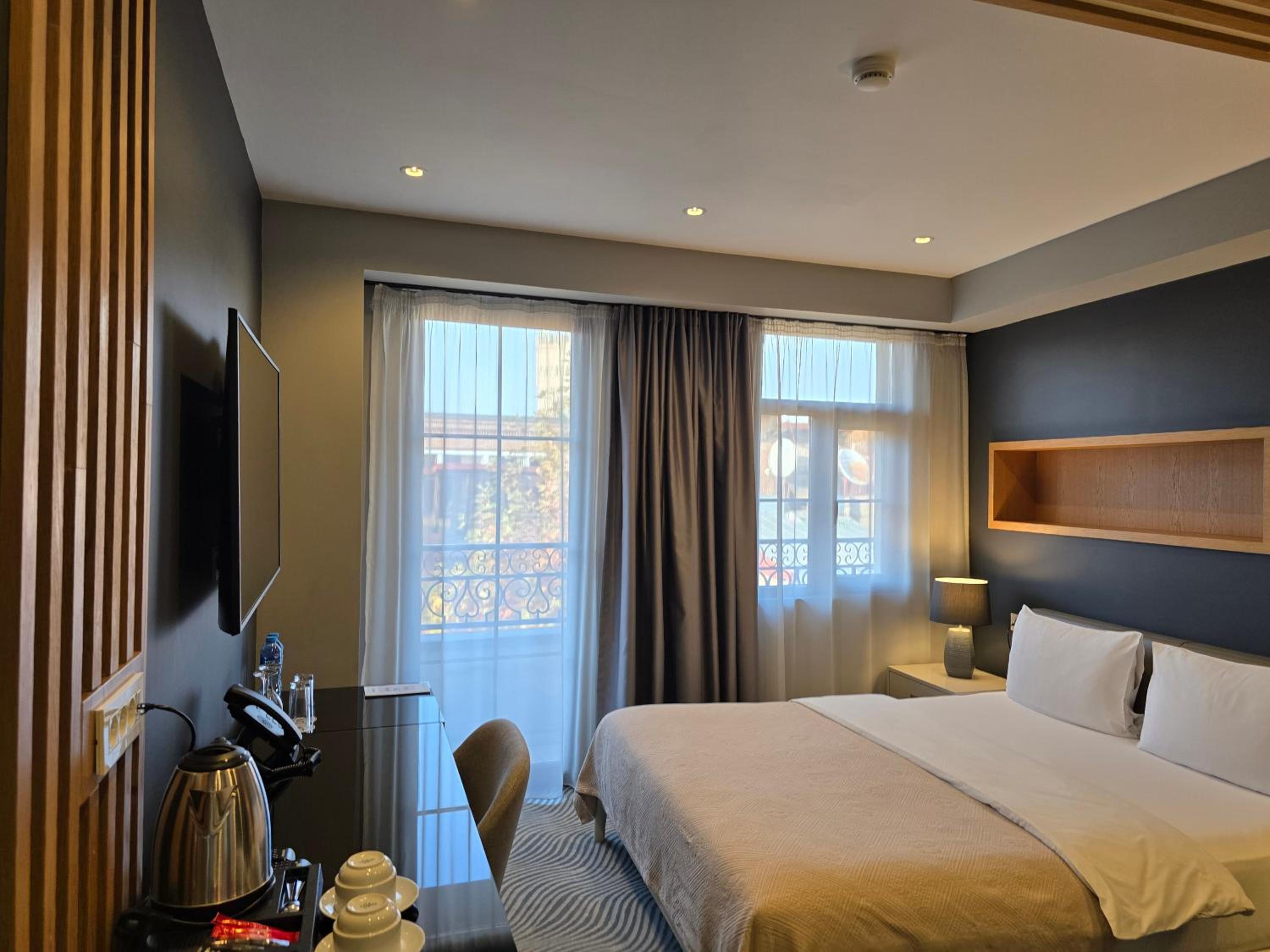 King Room with Balcony - Photo 2