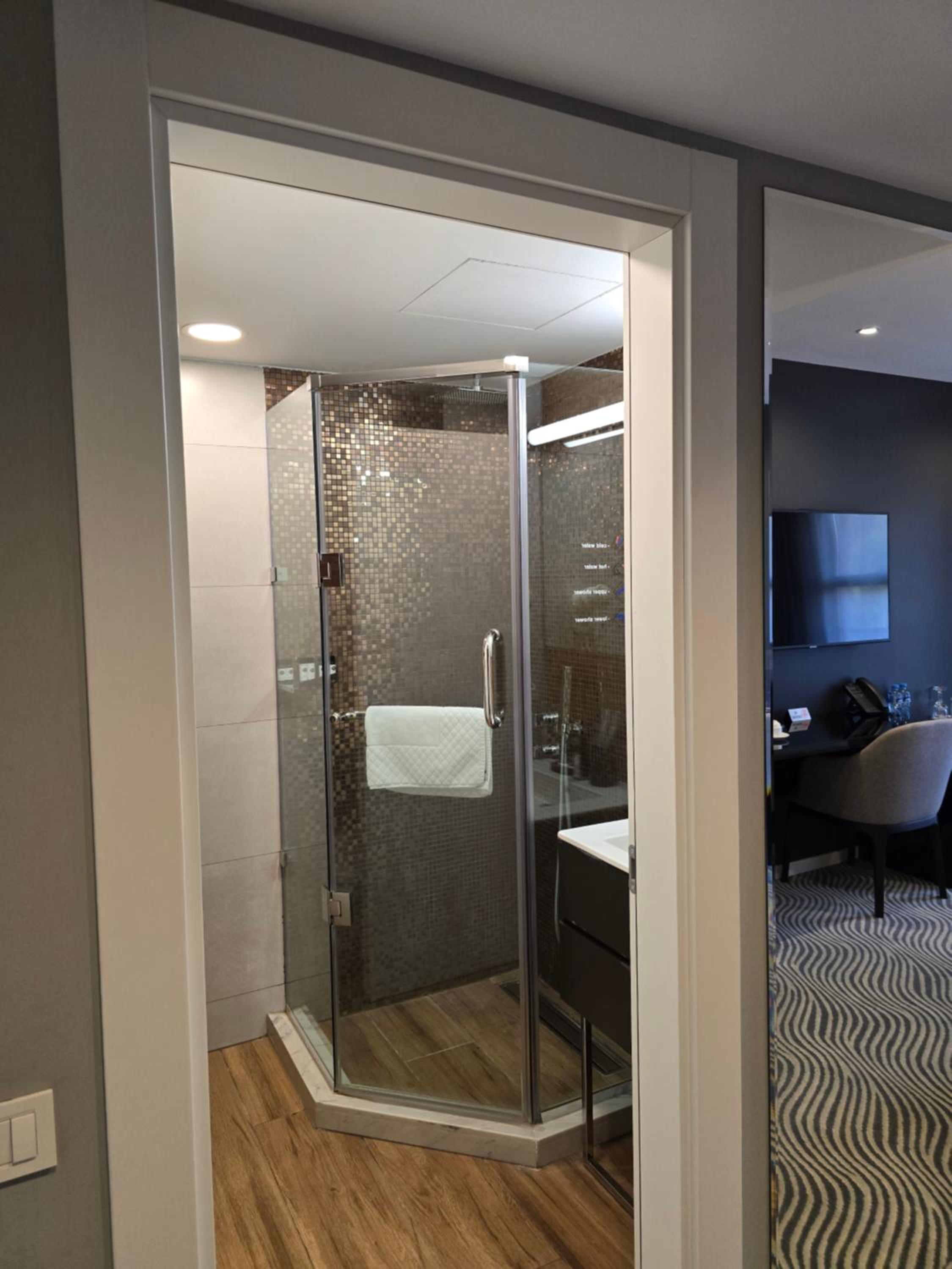 Standard Double Room - Photo 9
