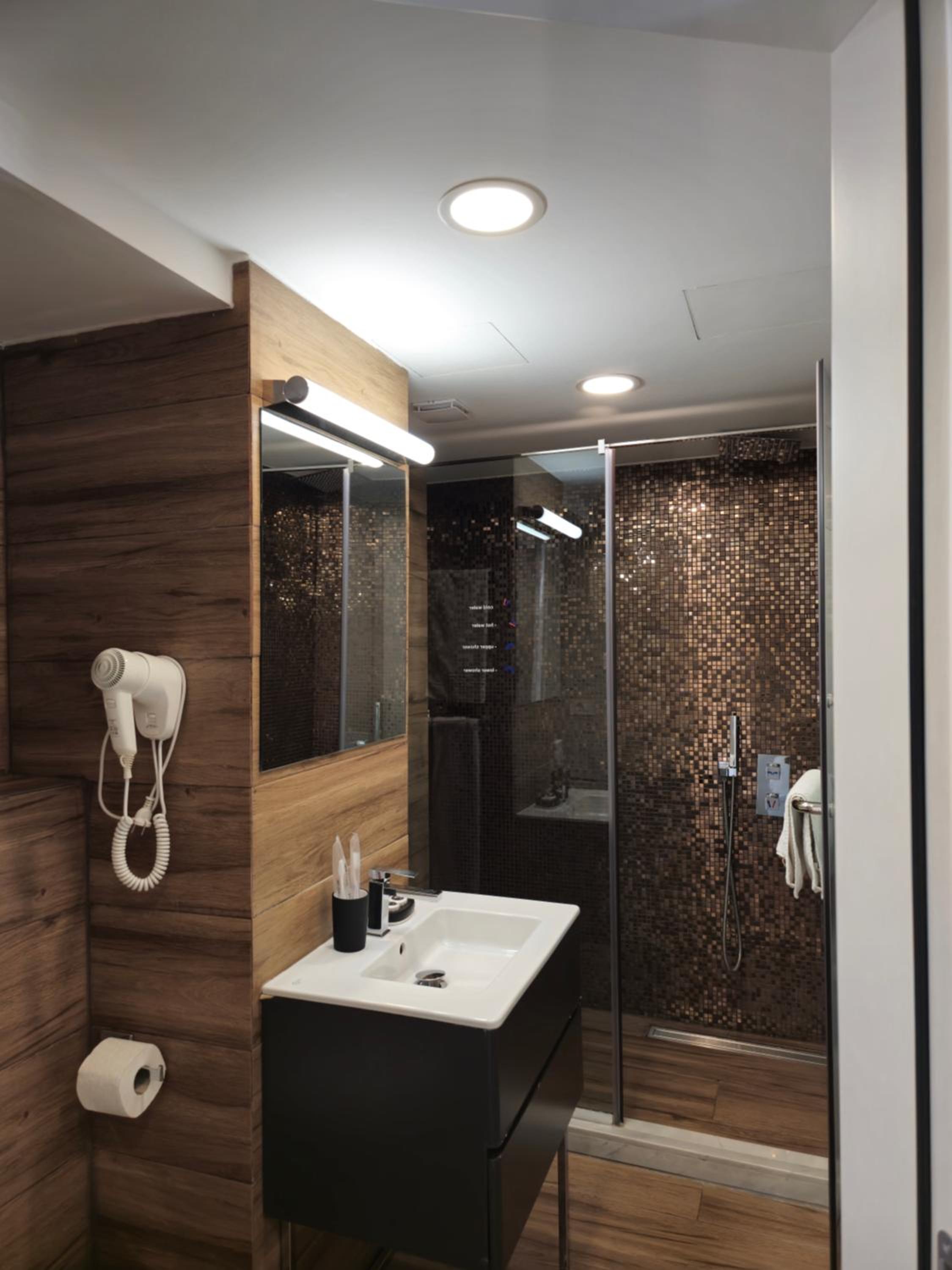Standard Double Room - Photo 8
