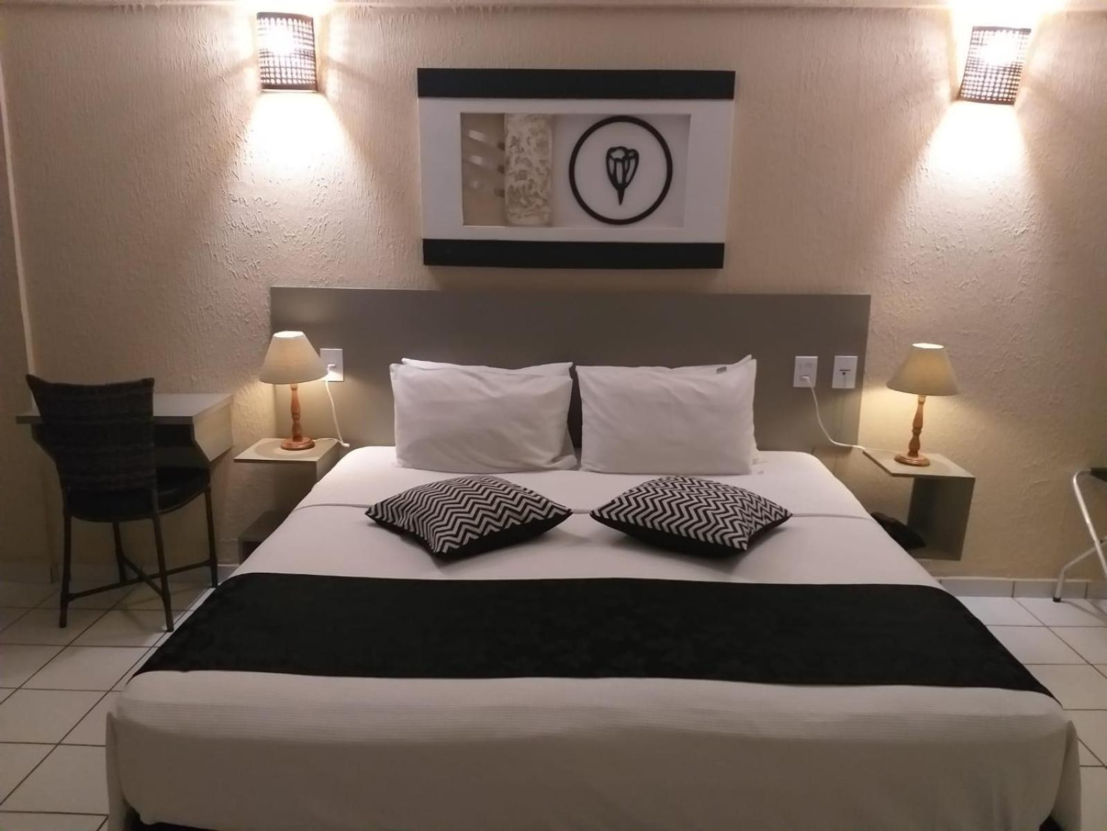 Queen Suite with Spa Bath photo 2