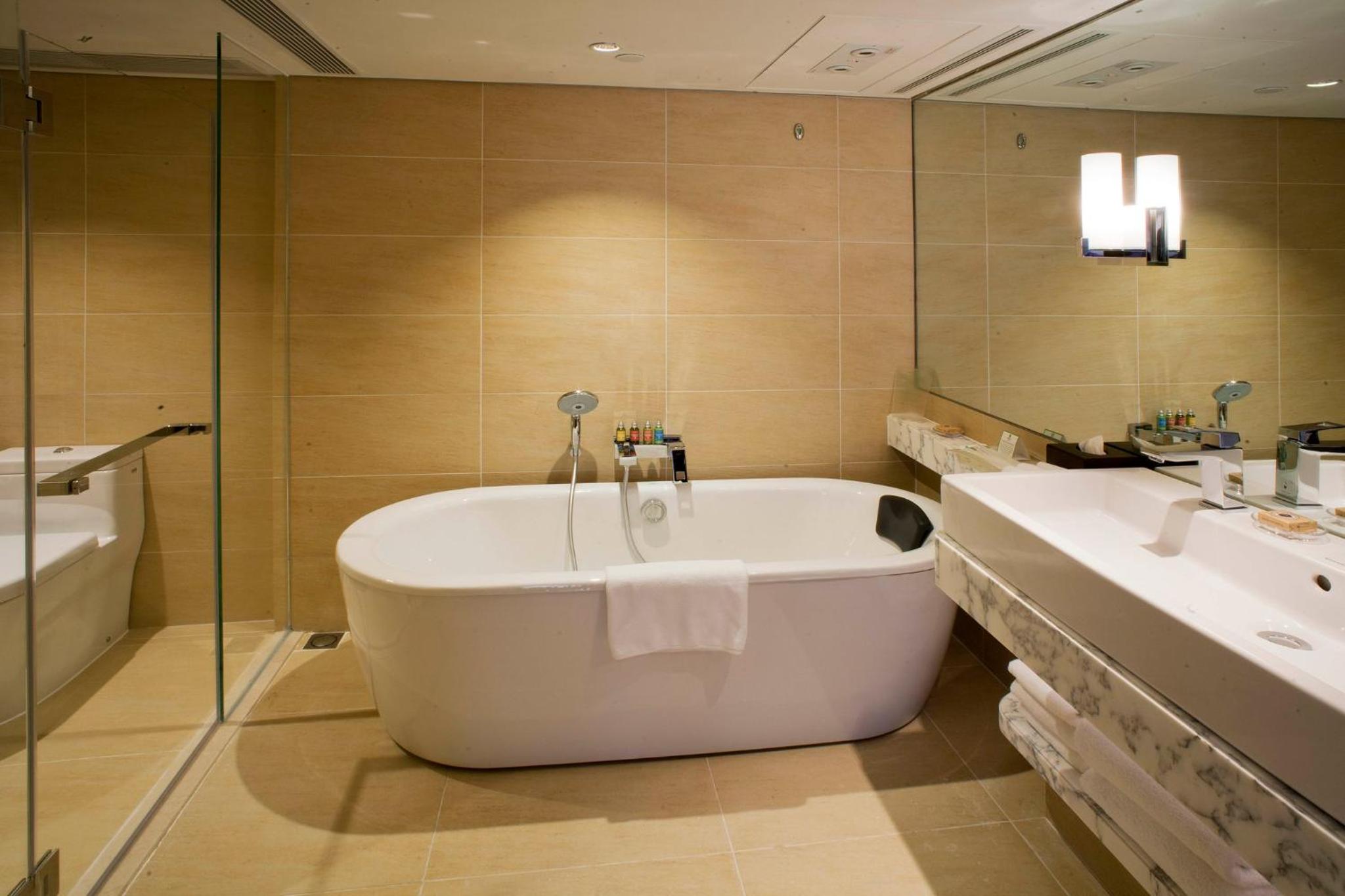 1 King One-Bedroom Suite