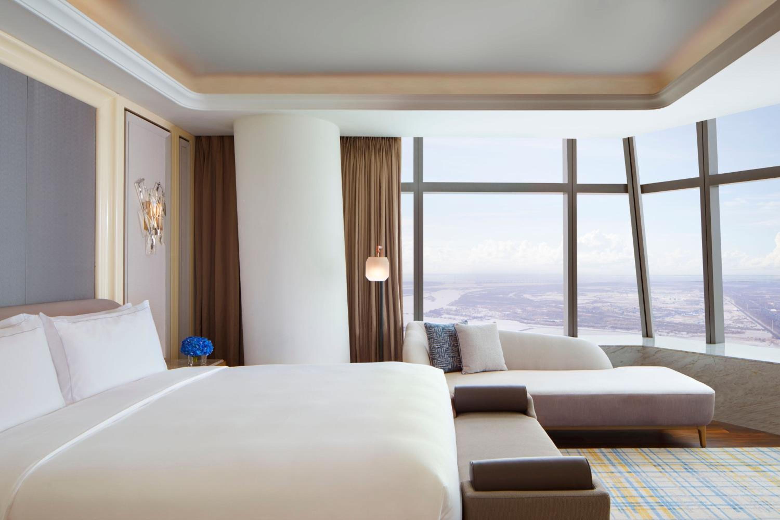 Executive King Suite with River View - Club Lounge Access - Photo 4