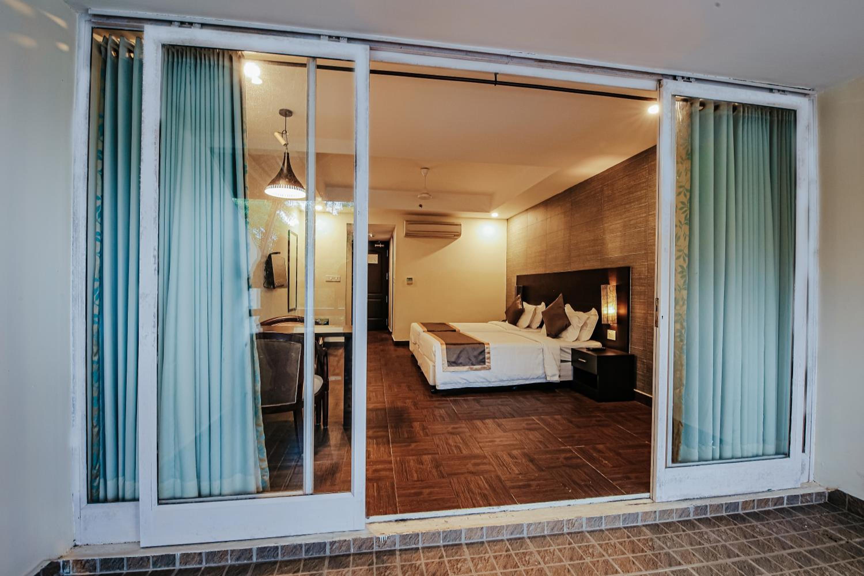 Deluxe King Room - Photo 11