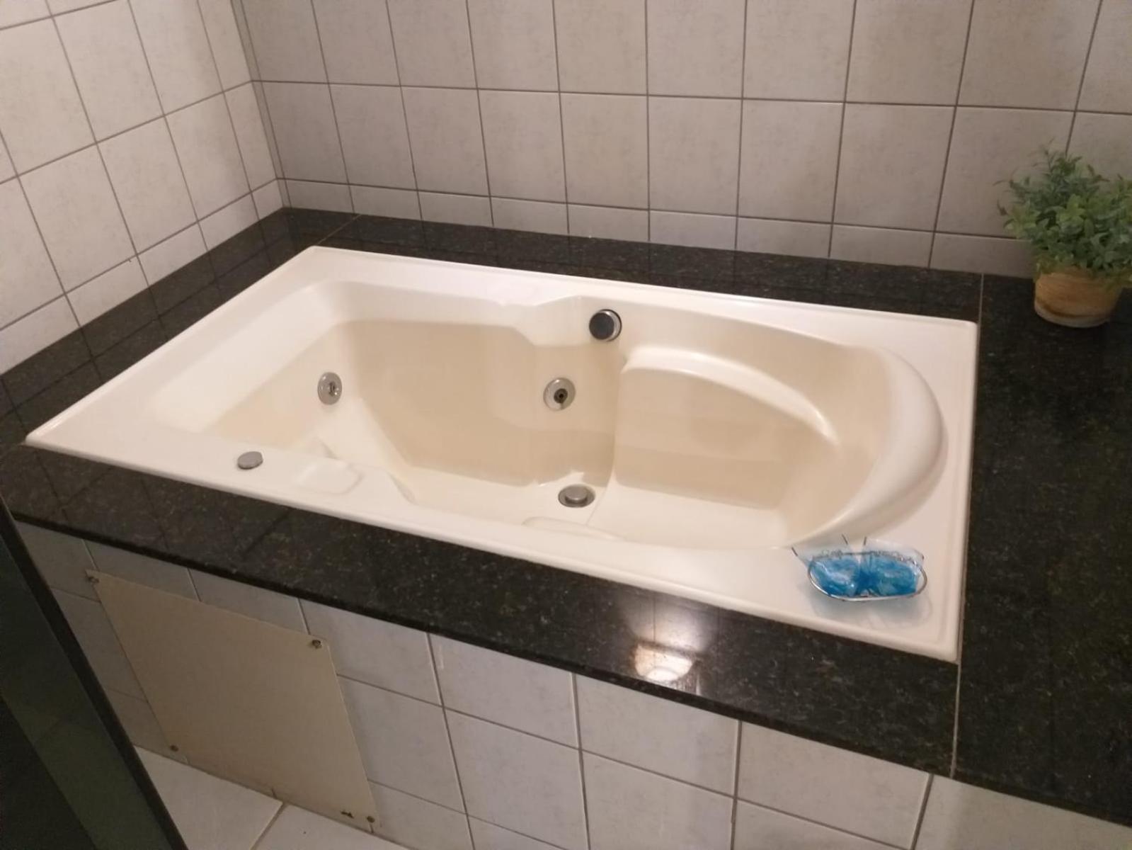 Queen Suite with Spa Bath photo 3