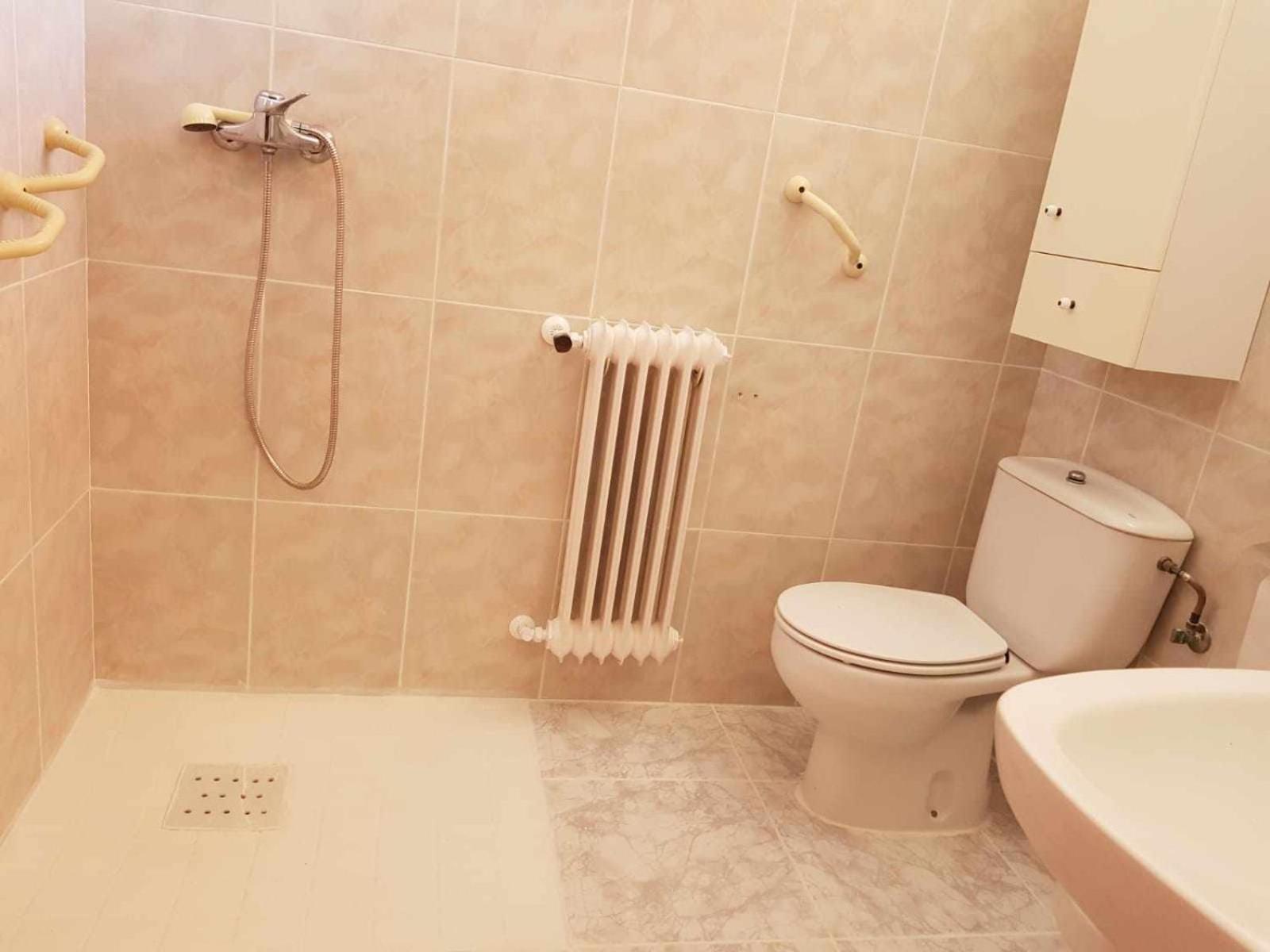 Quadruple Room with Bathroom - Photo 18
