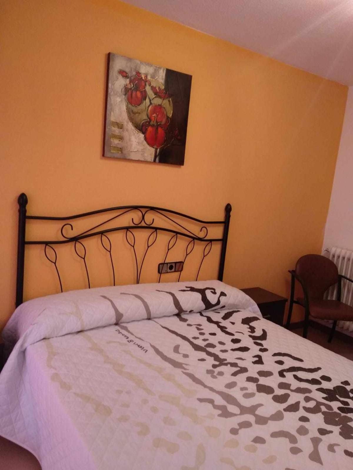 Double Room with Private Bathroom - Photo 12