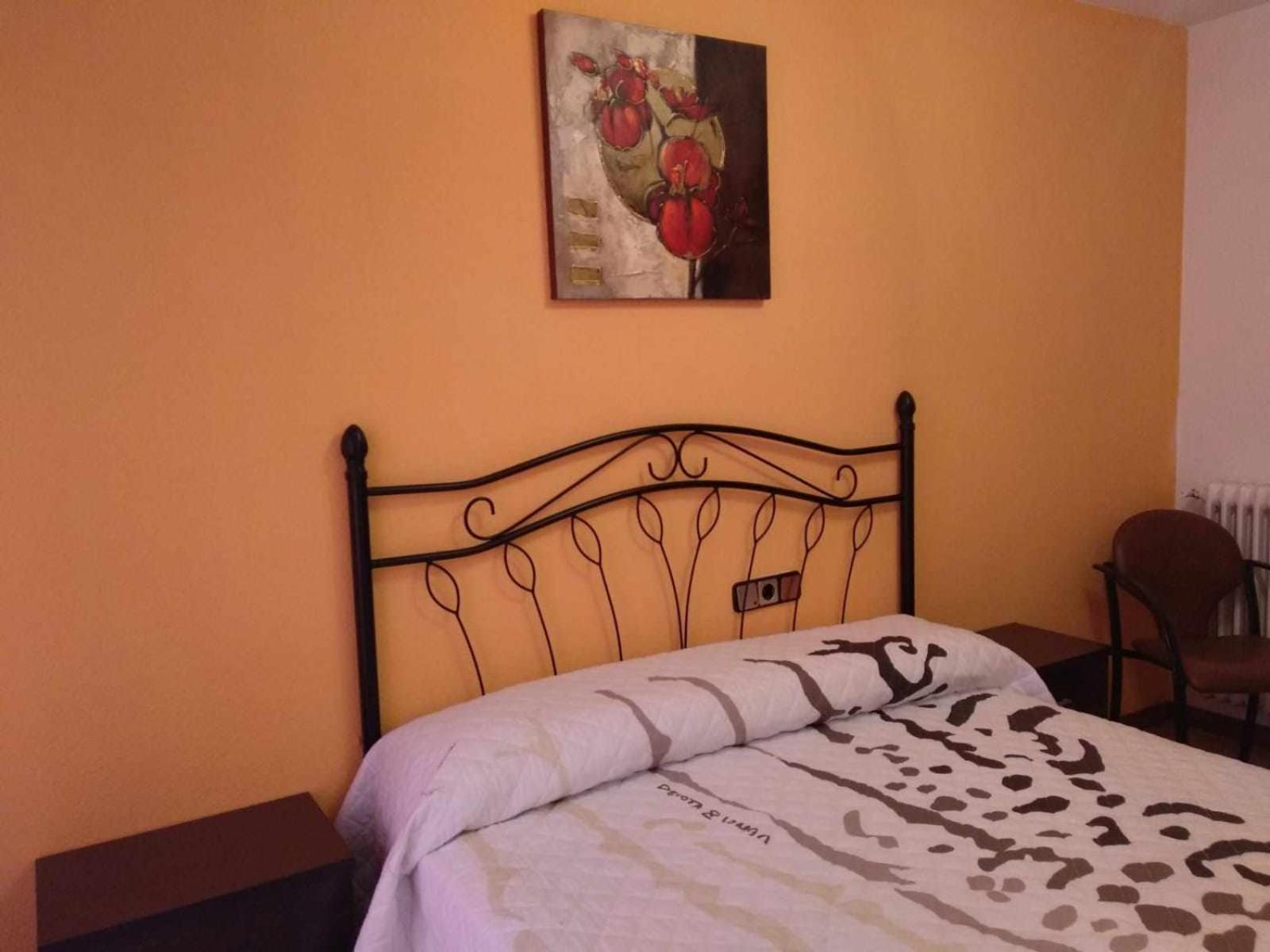 Double Room with Private Bathroom - Photo 13