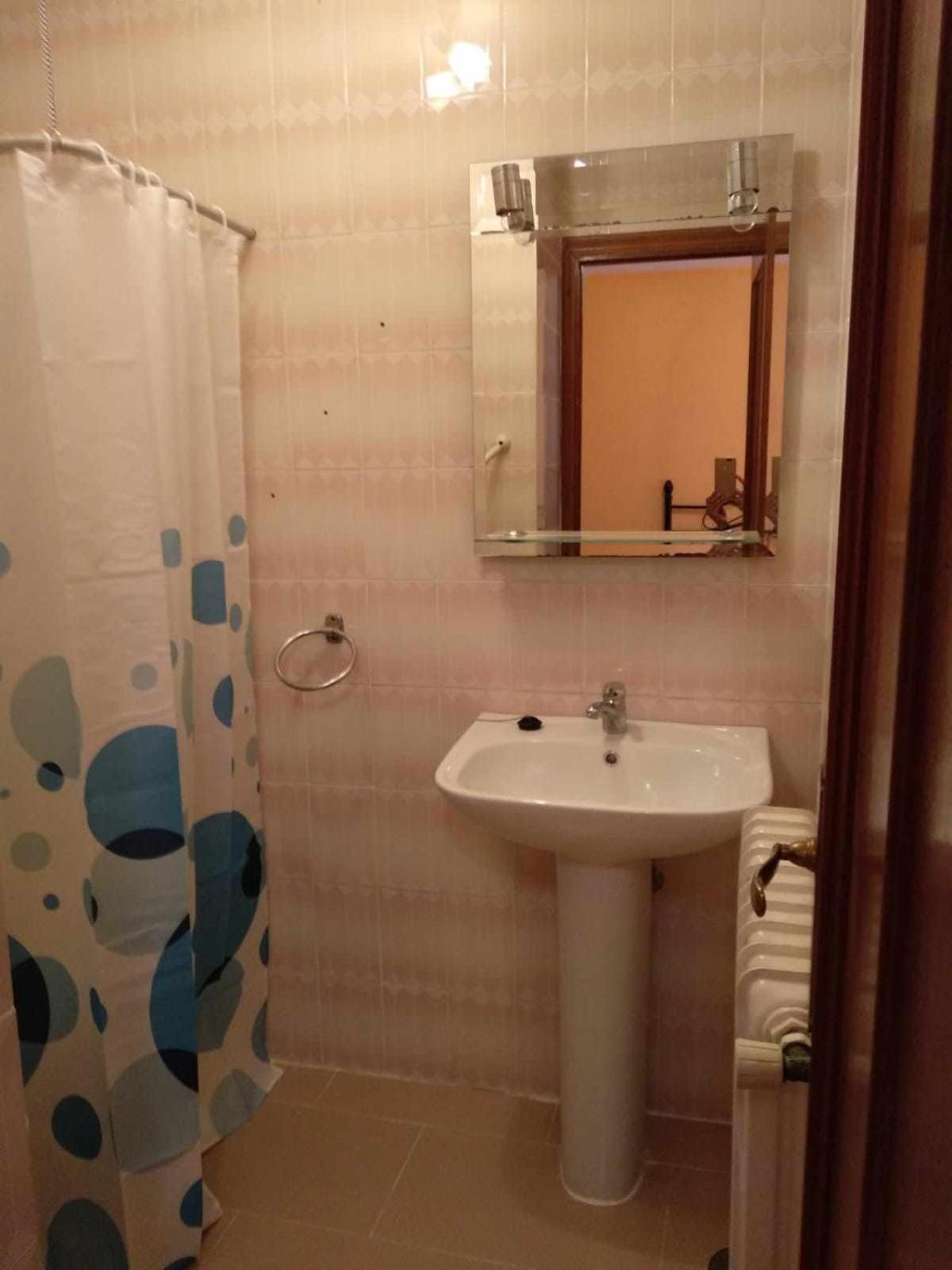 Double Room with Private Bathroom - Photo 14