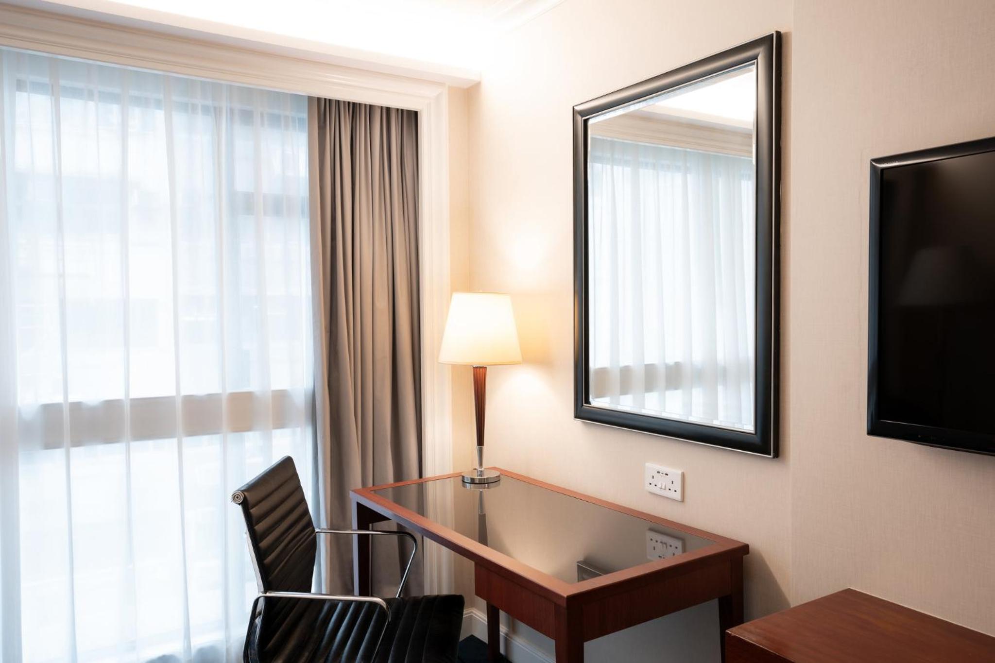 Premium King Room thumbnail 5