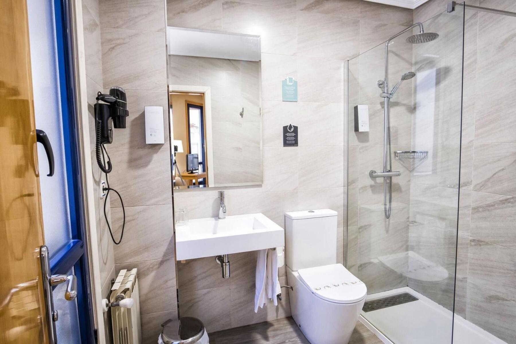Double or Twin Room - Photo 2