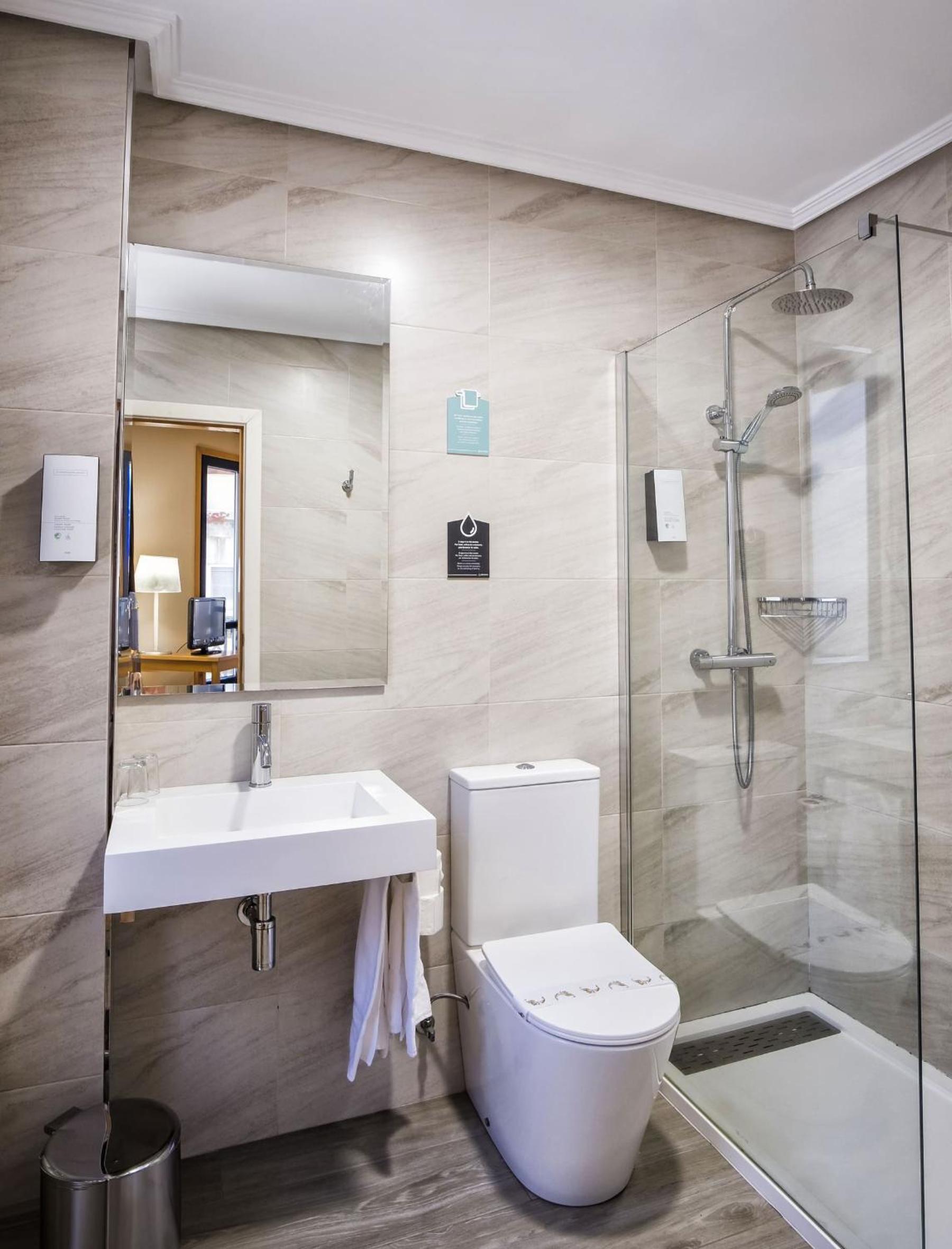 Double or Twin Room - Photo 7