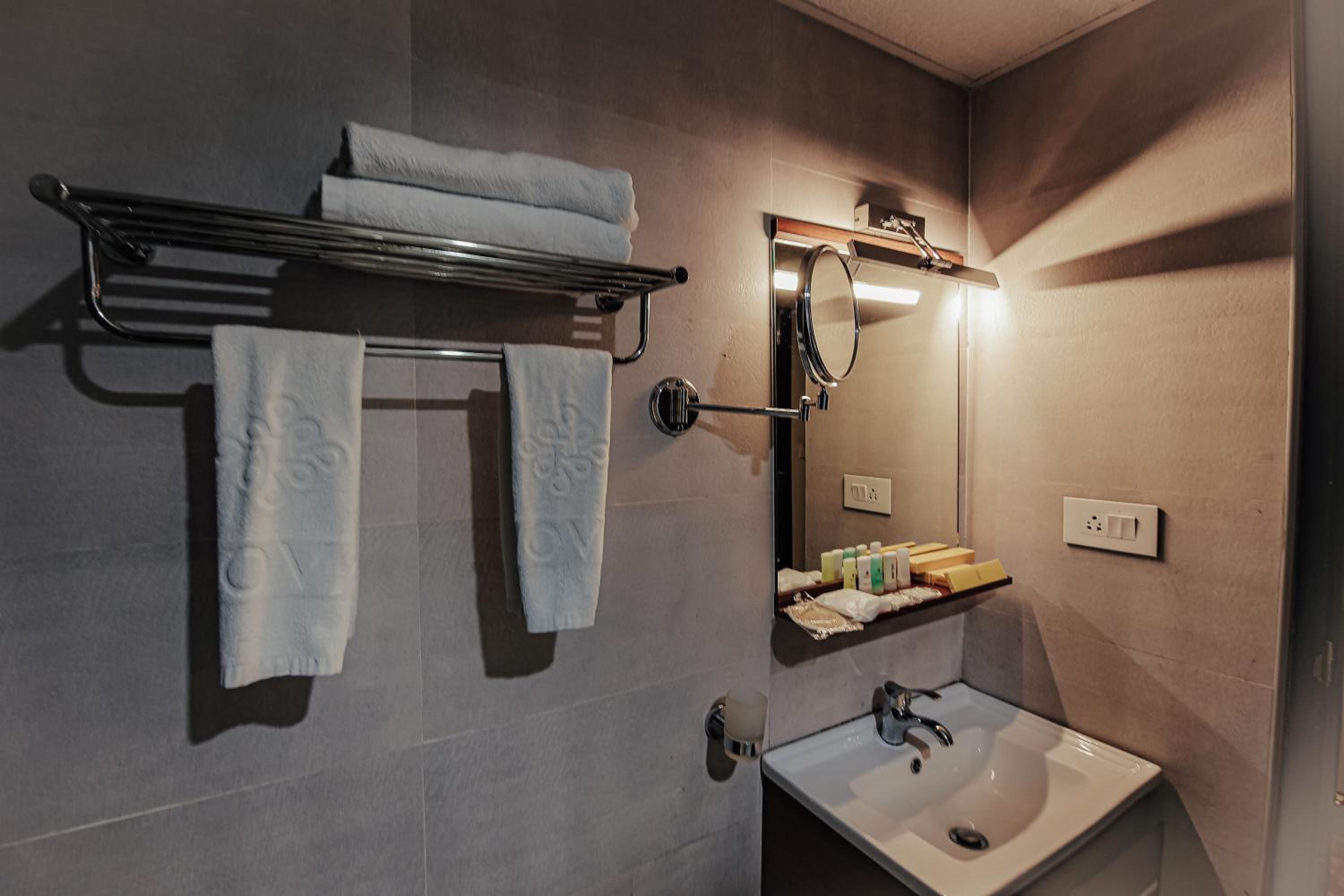 Deluxe King Room - Photo 6