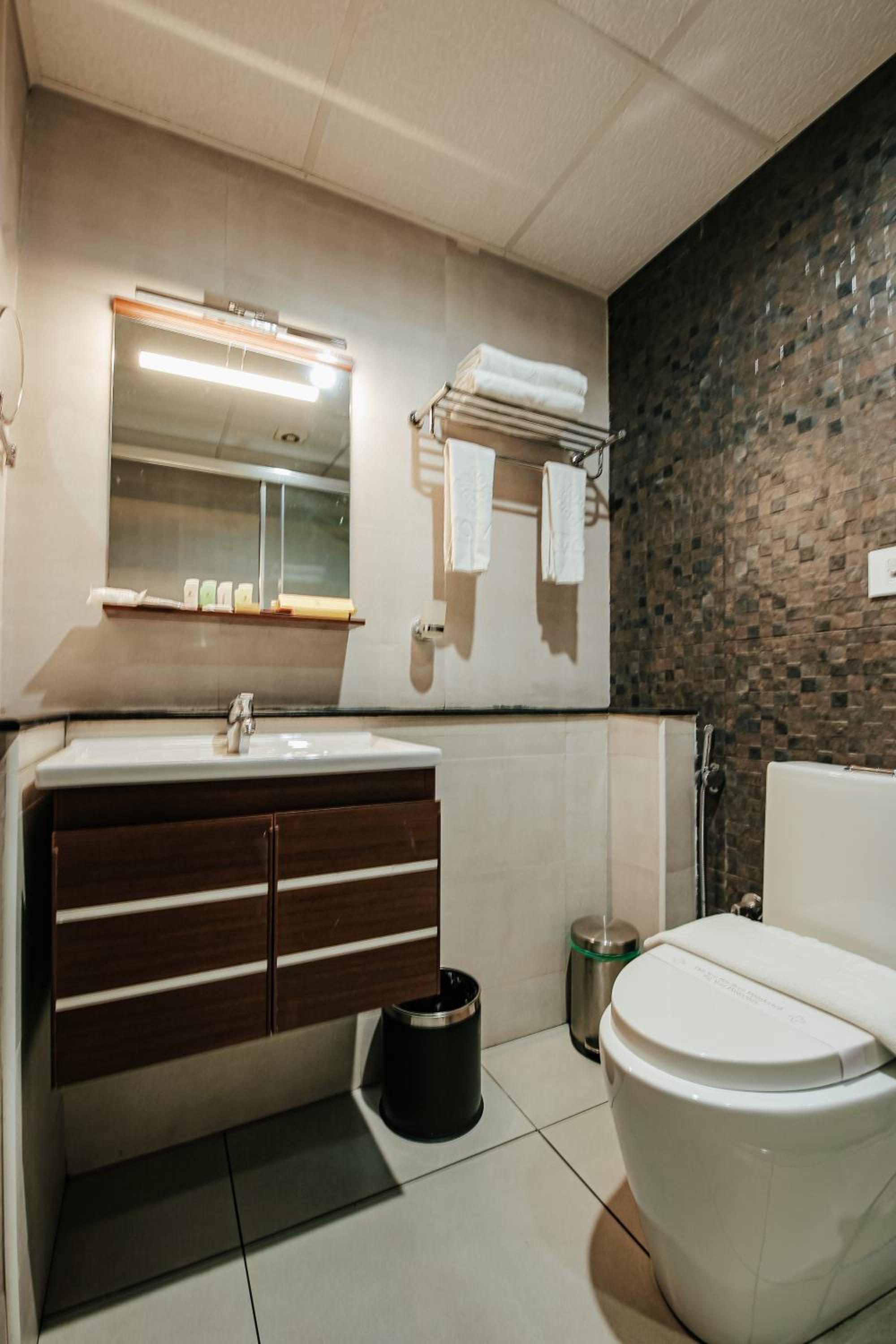 Deluxe King Room - Photo 5