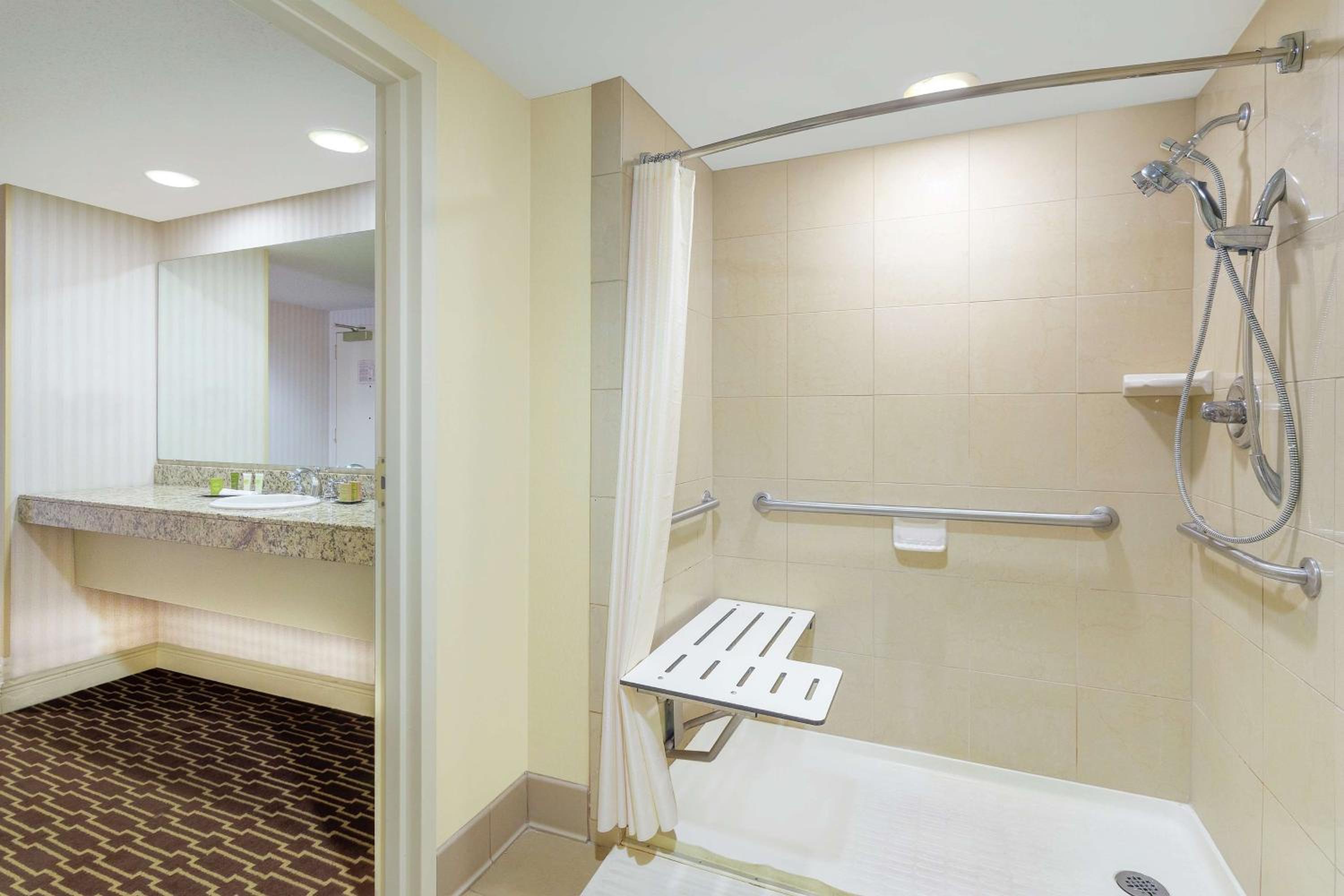 Queen Room with Two Queen Beds and Roll-In Shower - Mobility Access - Photo 3