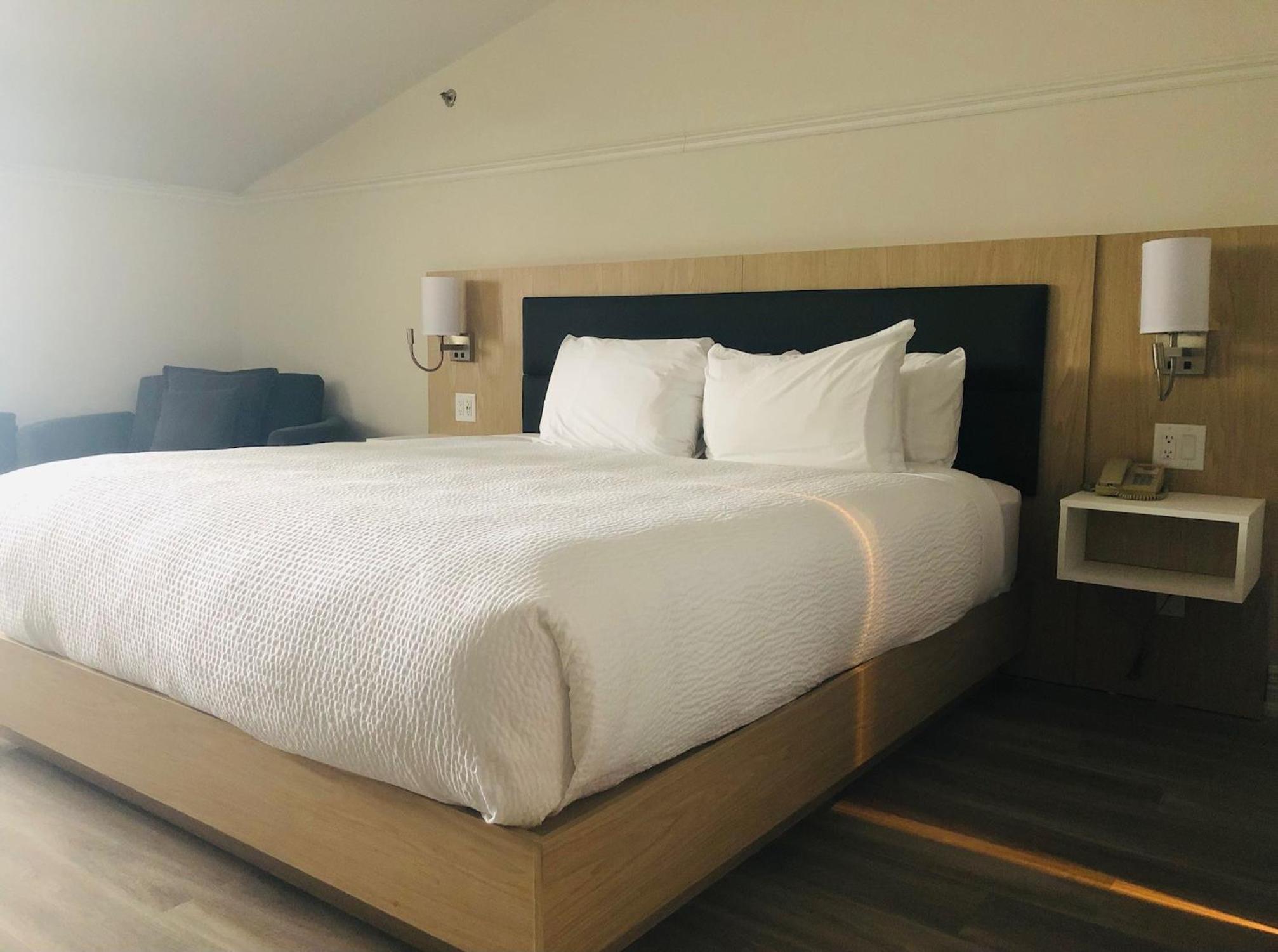 Basic room on 3rd floor, 1 King bed - Photo 1
