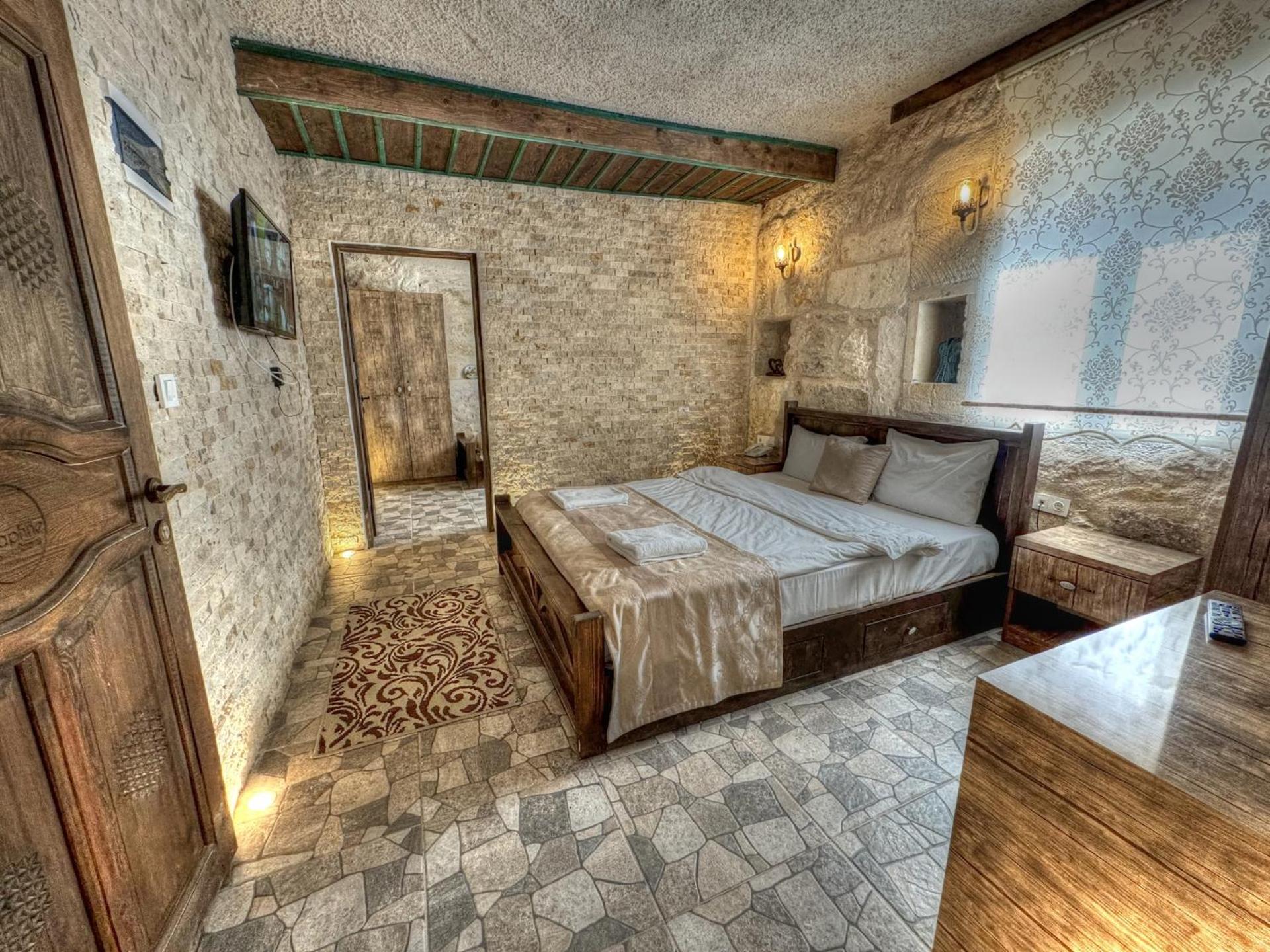 Triple Room with Bath - Photo 4