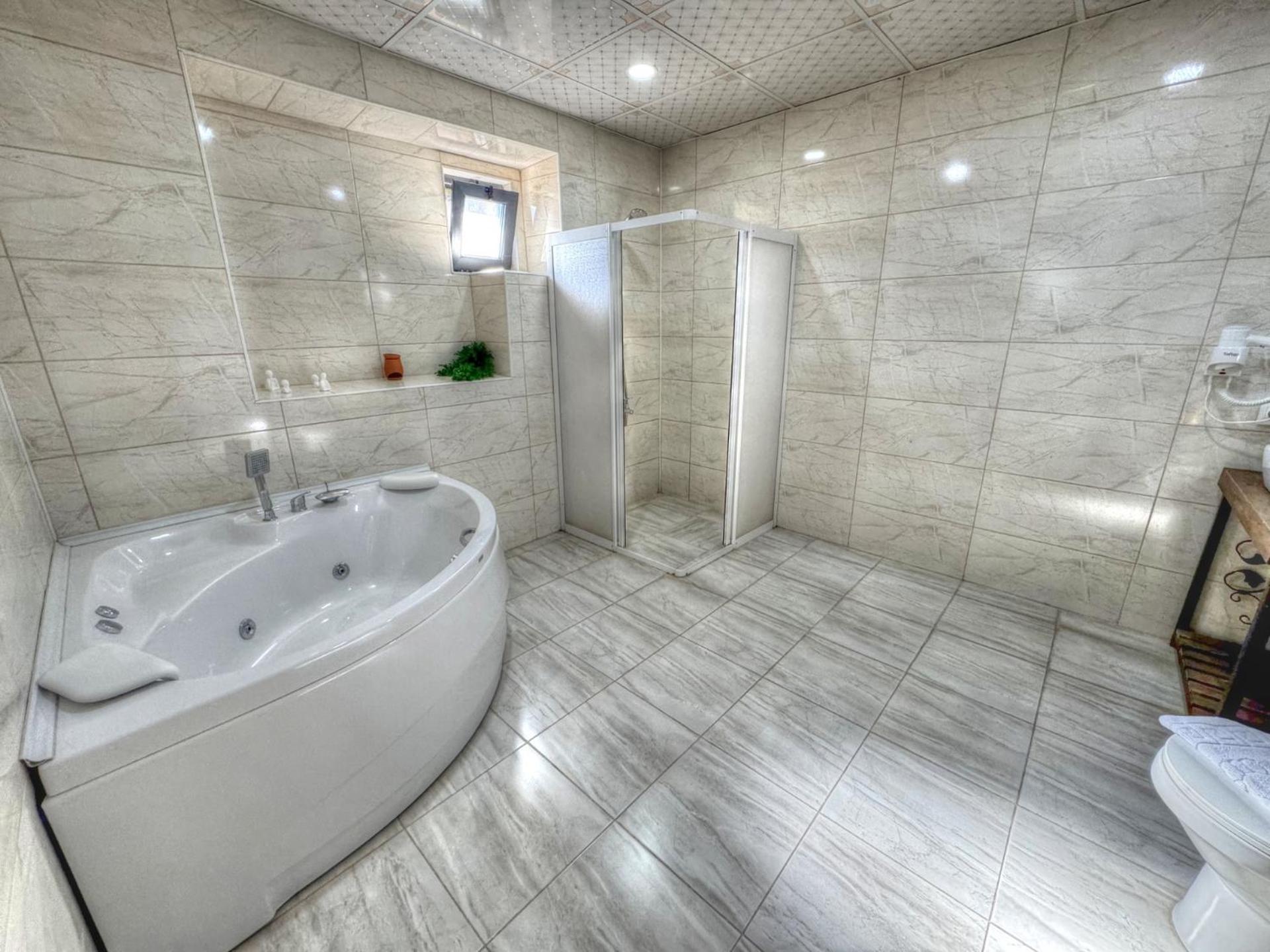 Triple Room with Bath - Photo 2