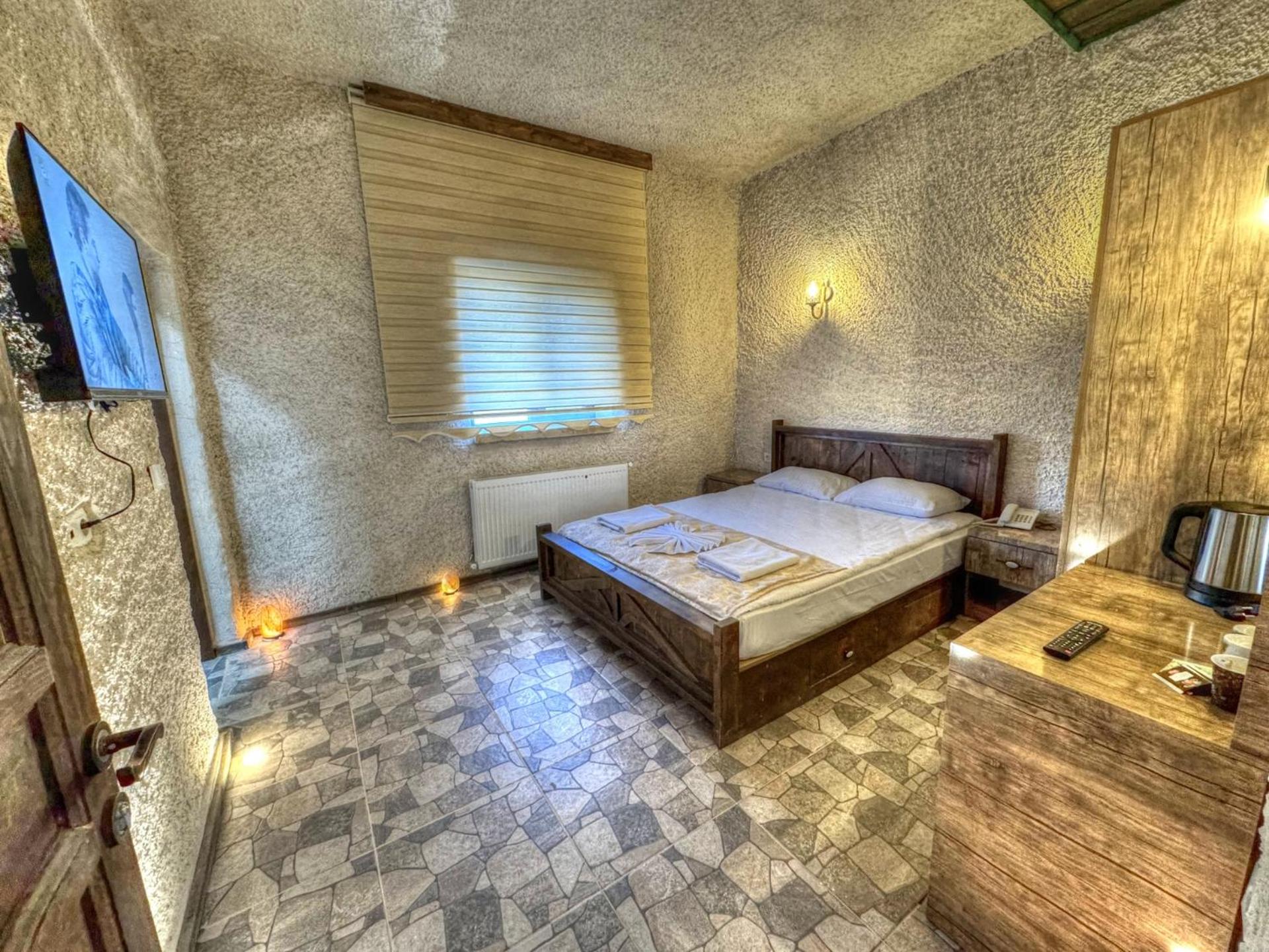 Deluxe Double Room with Shower - Photo 3