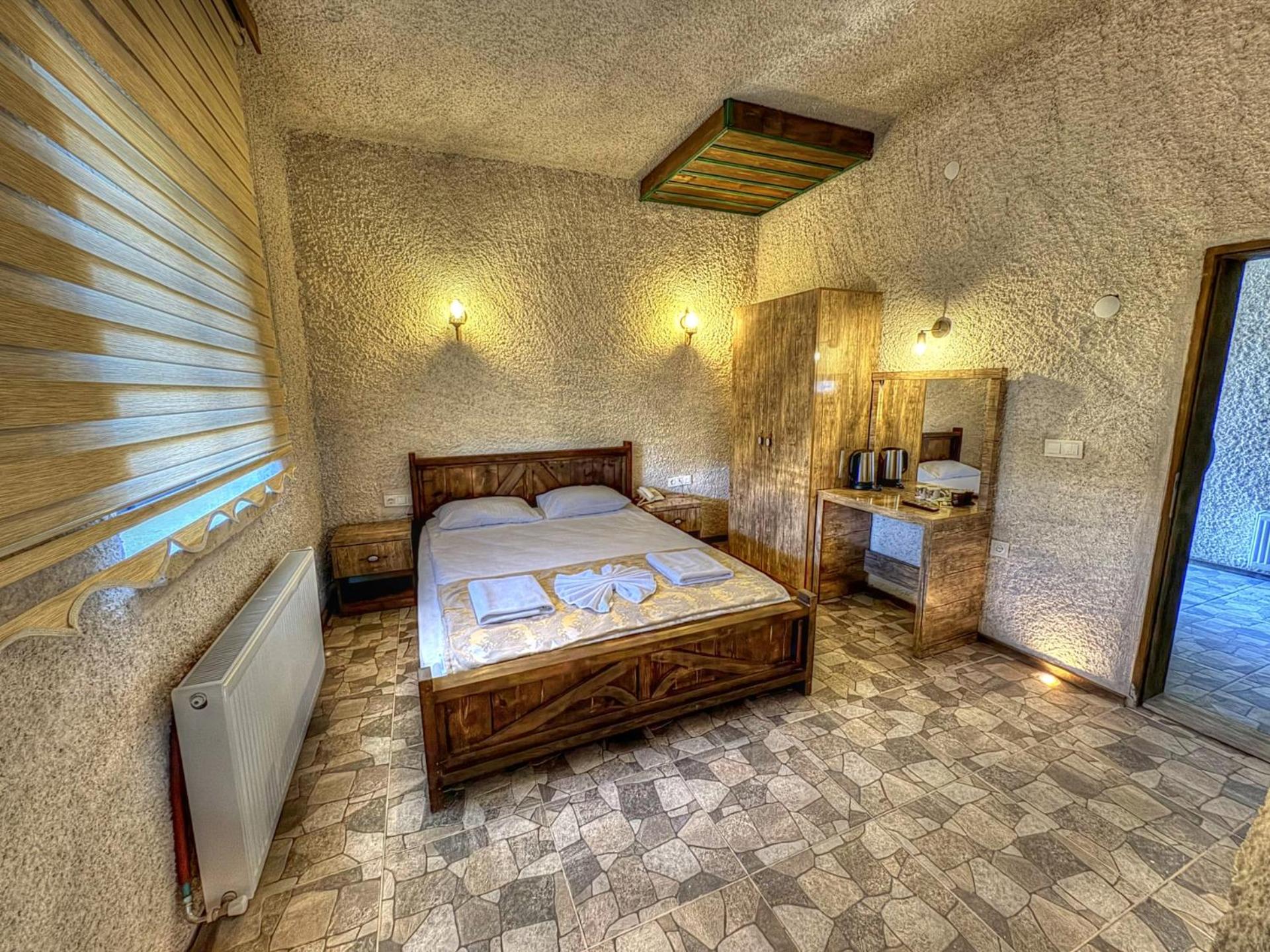 Deluxe Double Room with Shower - Photo 2
