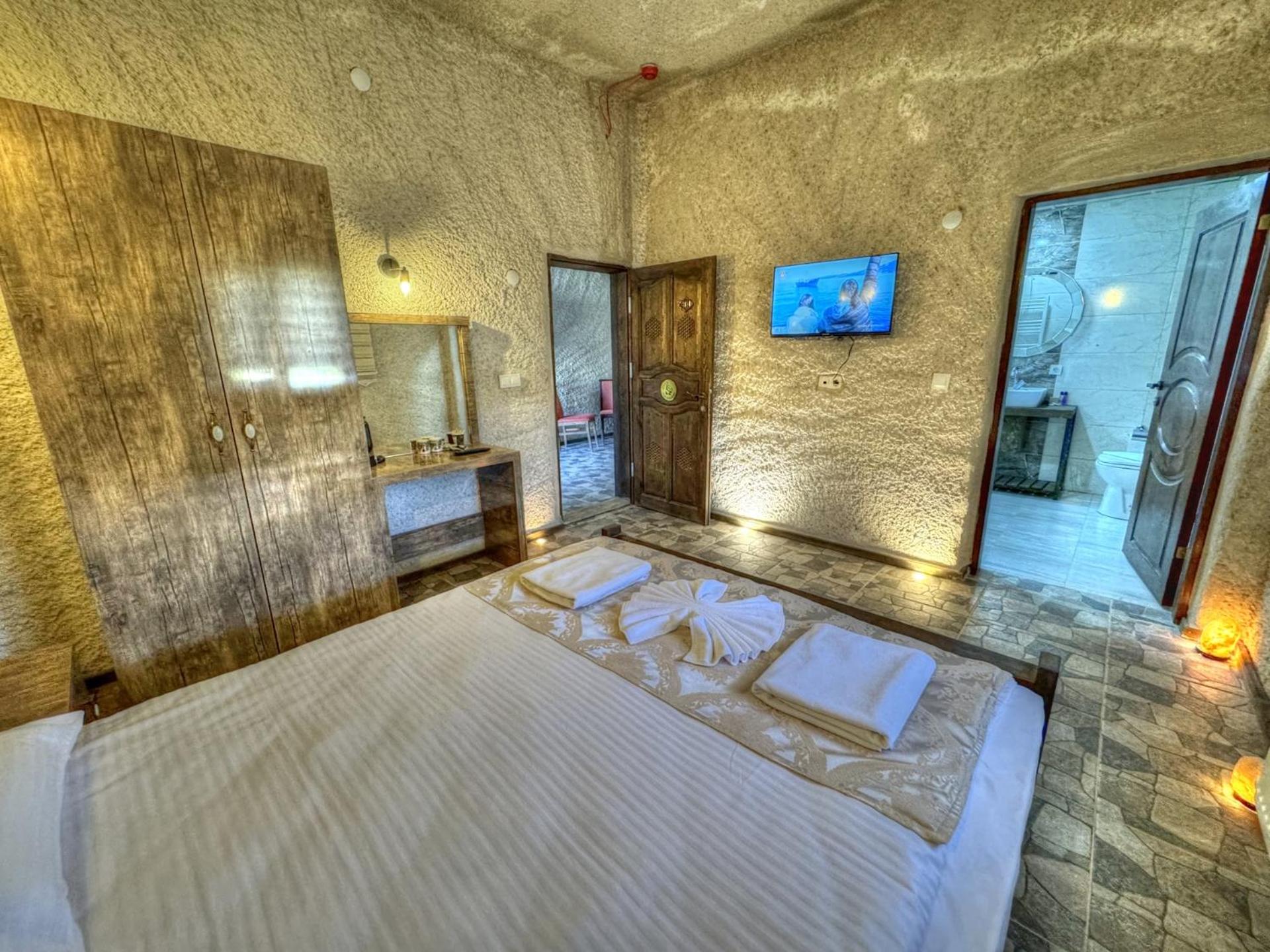 Deluxe Double Room with Shower - Photo 5