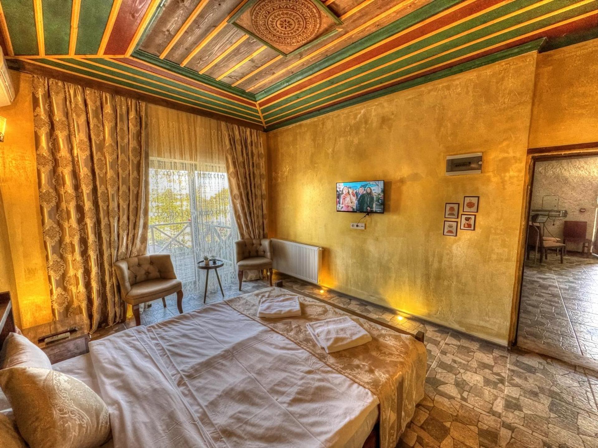Deluxe Double Room with Bath - Photo 3