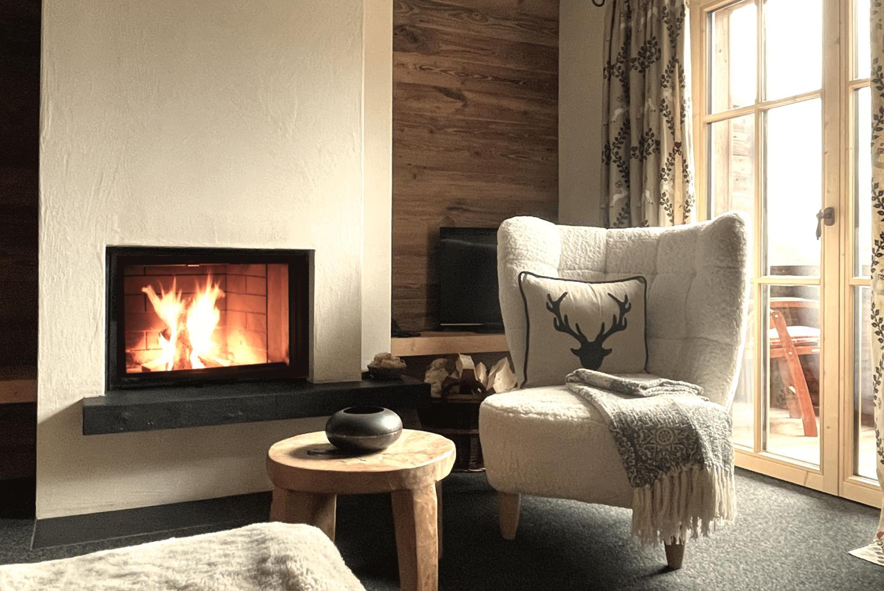 Two-Bedroom Apartment with Balcony and Fireplace