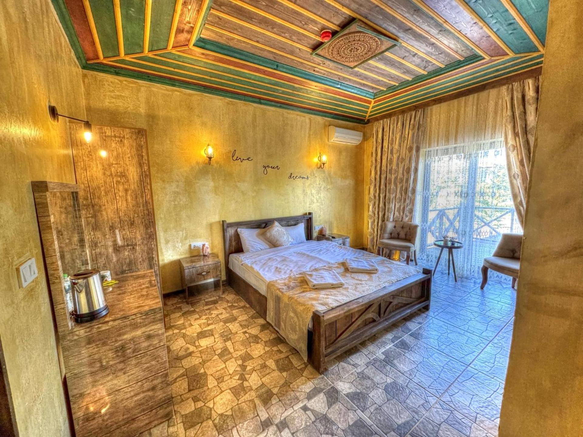Deluxe Double Room with Bath - Photo 4