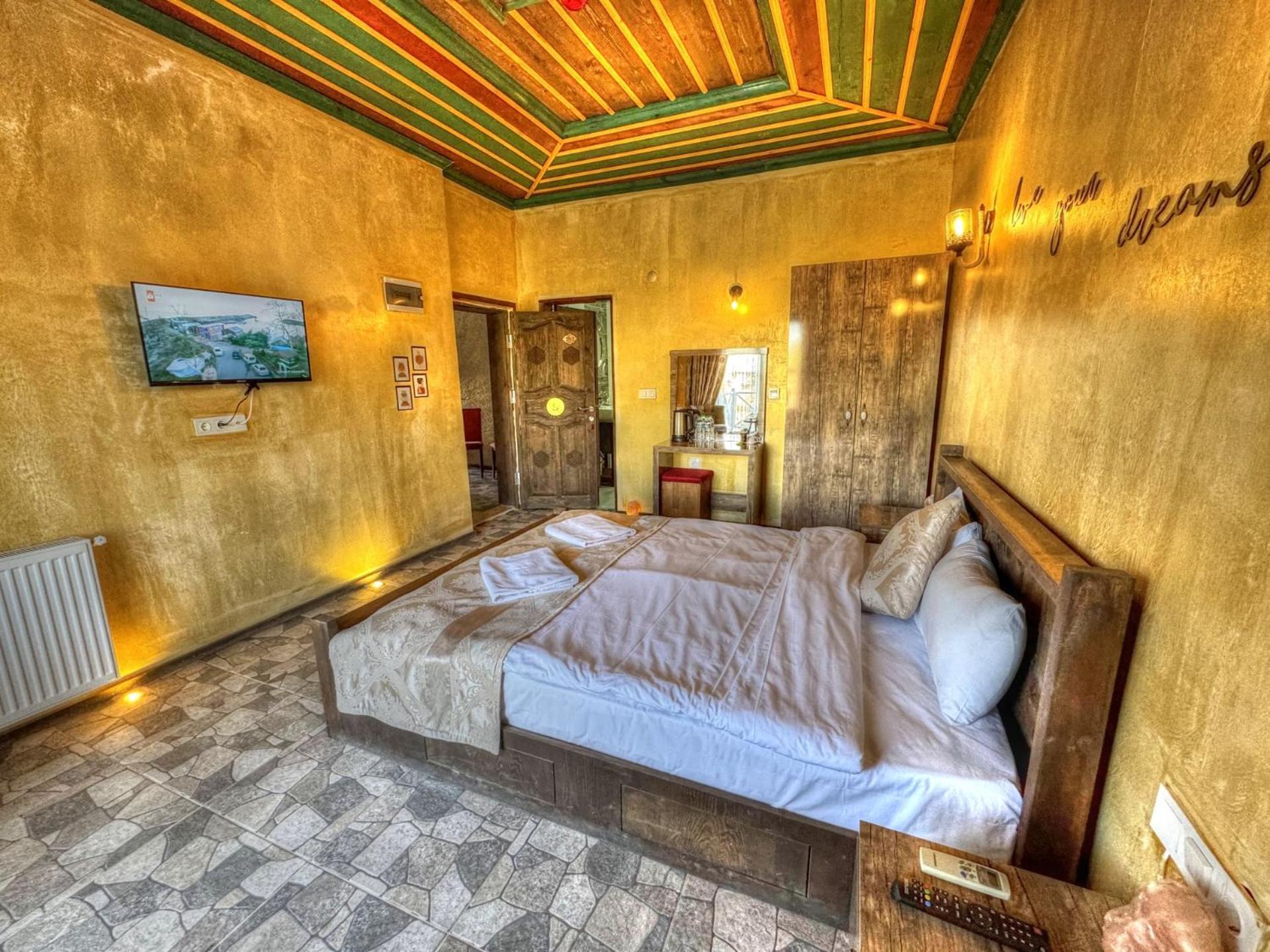 Deluxe Double Room with Bath - Photo 5