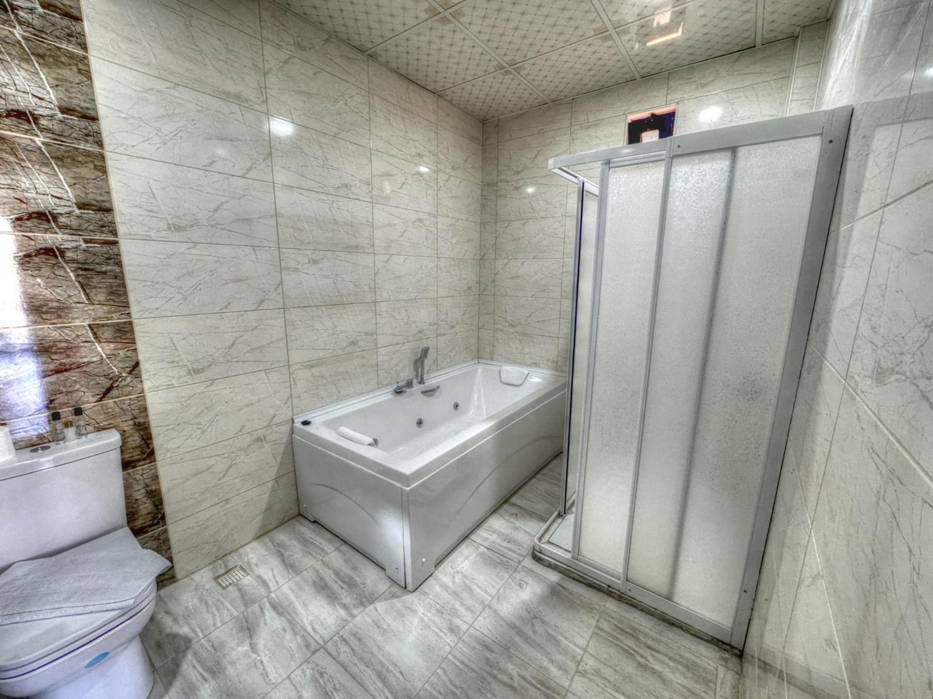 Deluxe Double Room with Bath - Photo 2