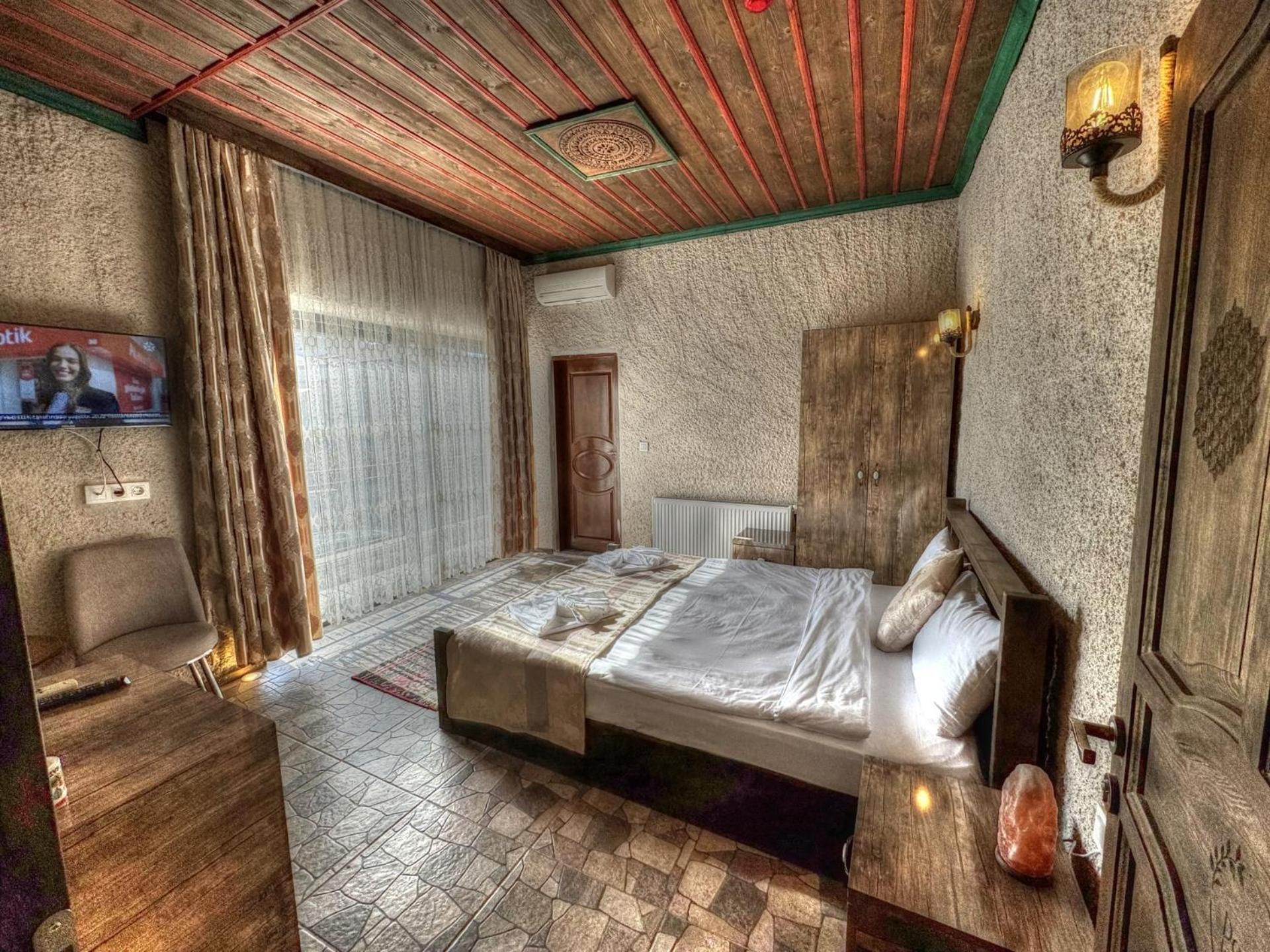 Suite with Hot Tub - Photo 1