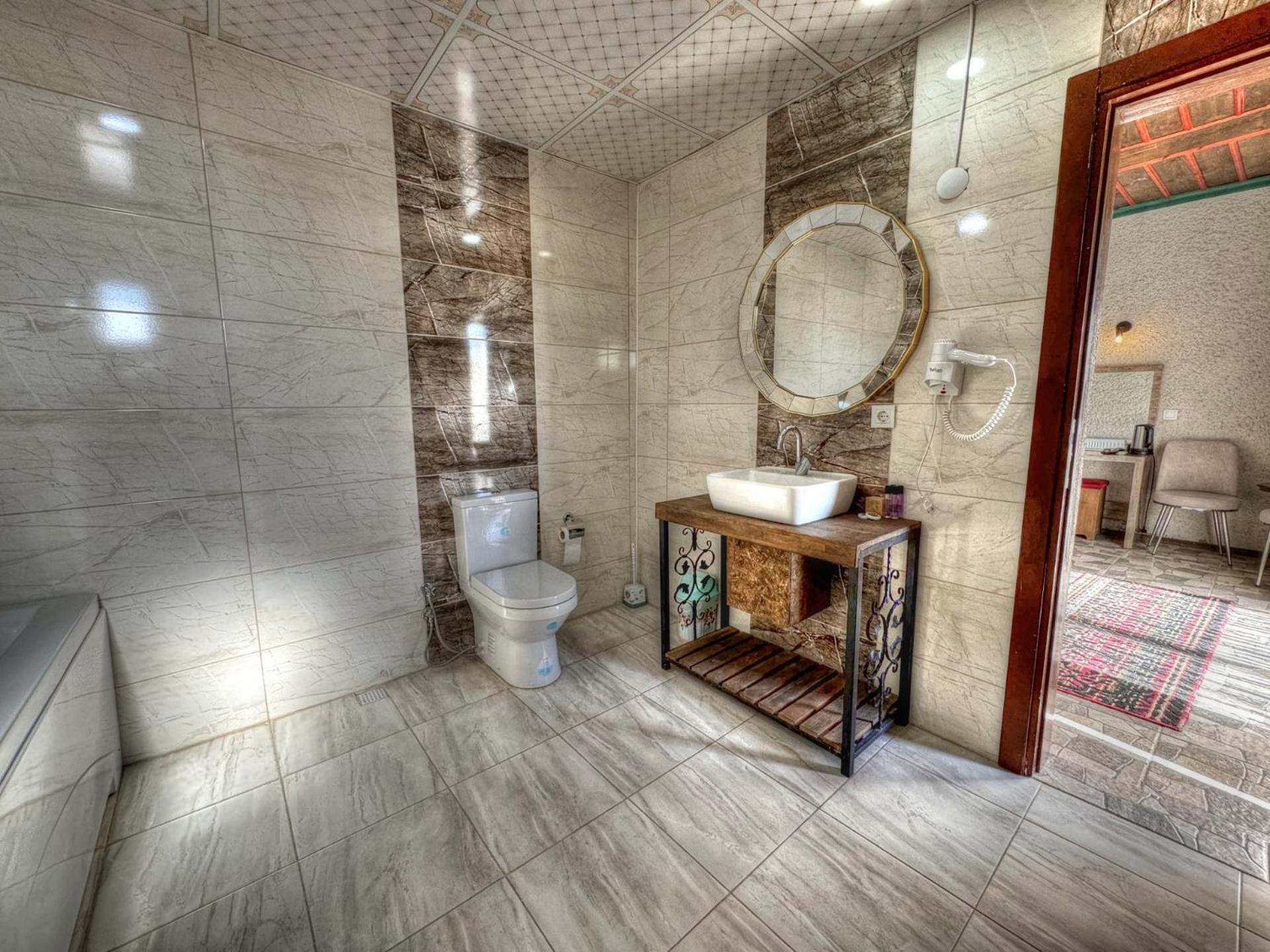 Suite with Hot Tub - Photo 3