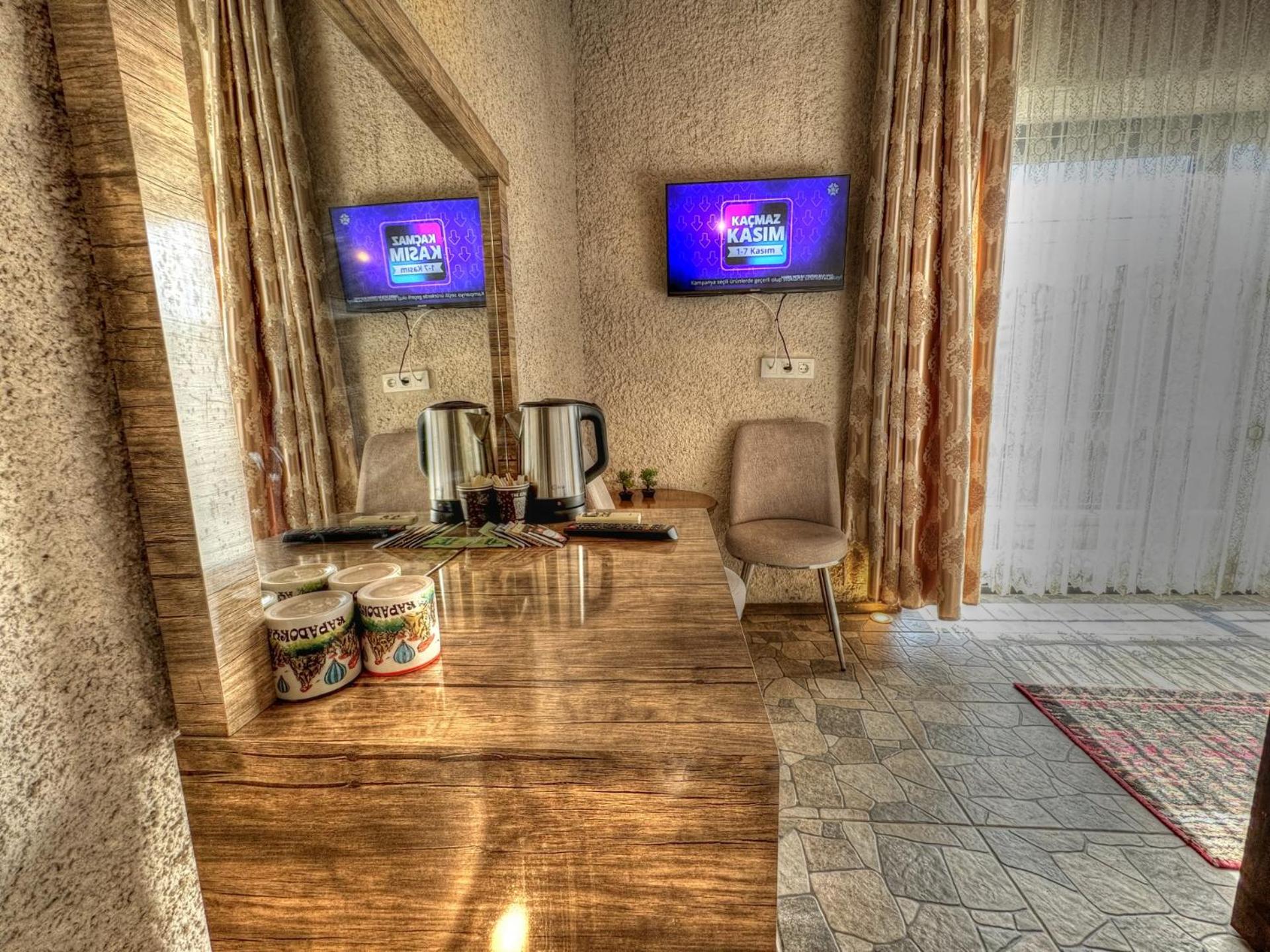 Suite with Hot Tub - Photo 2