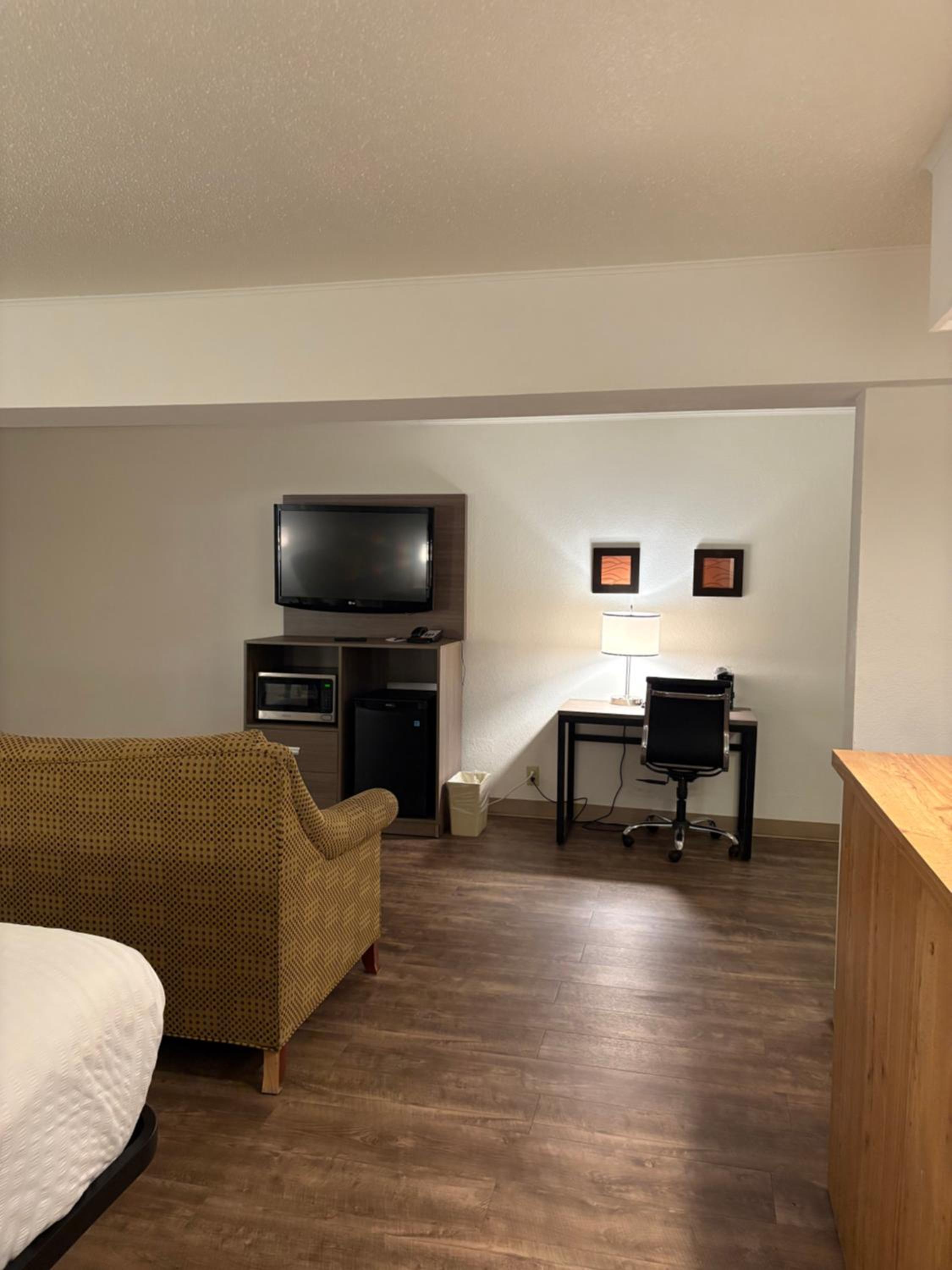 King Suite with Sofa Bed - Non Smoking - Photo 4