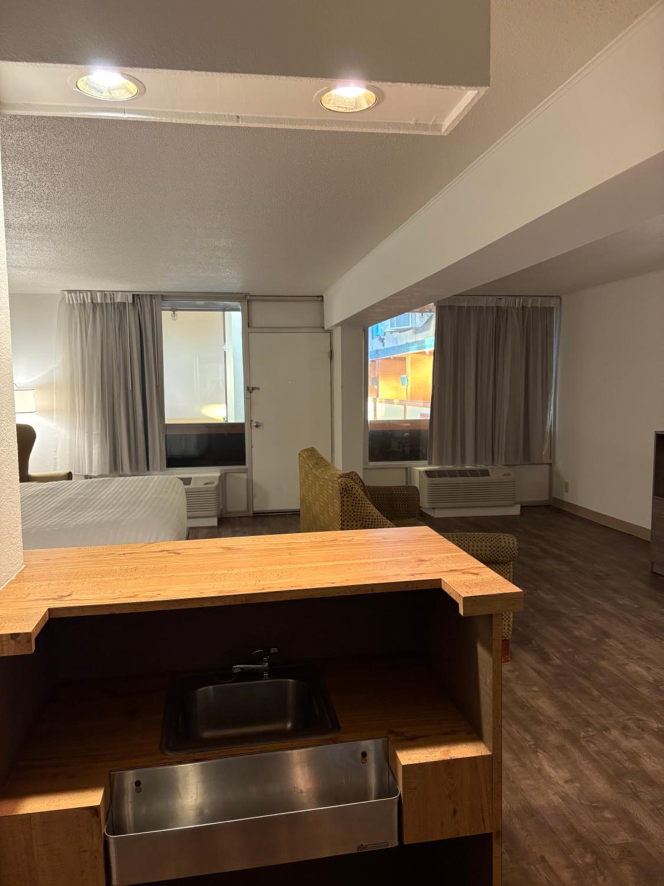 King Suite with Sofa Bed - Non Smoking - Photo 1