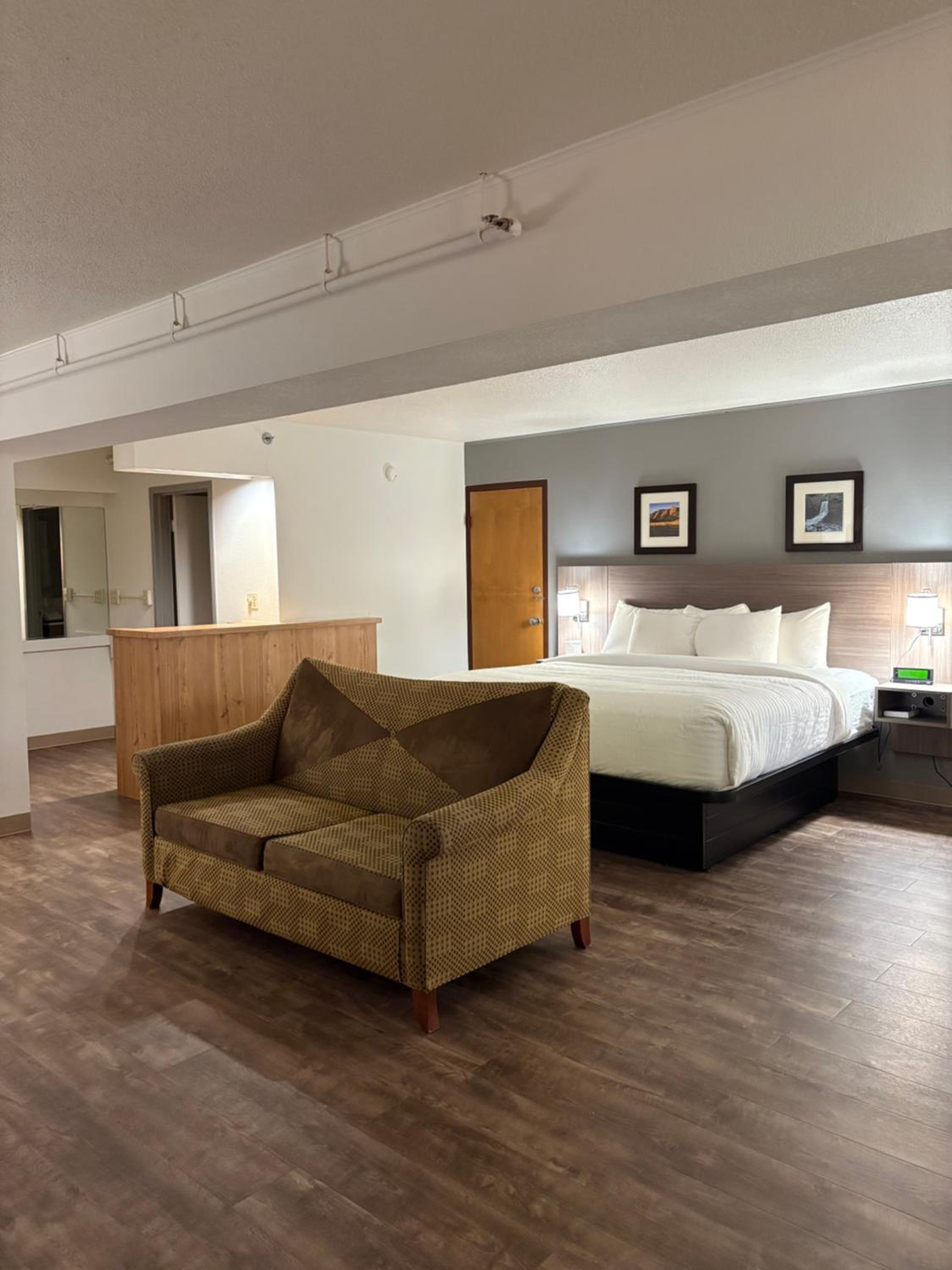 King Suite with Sofa Bed - Non Smoking - Photo 5