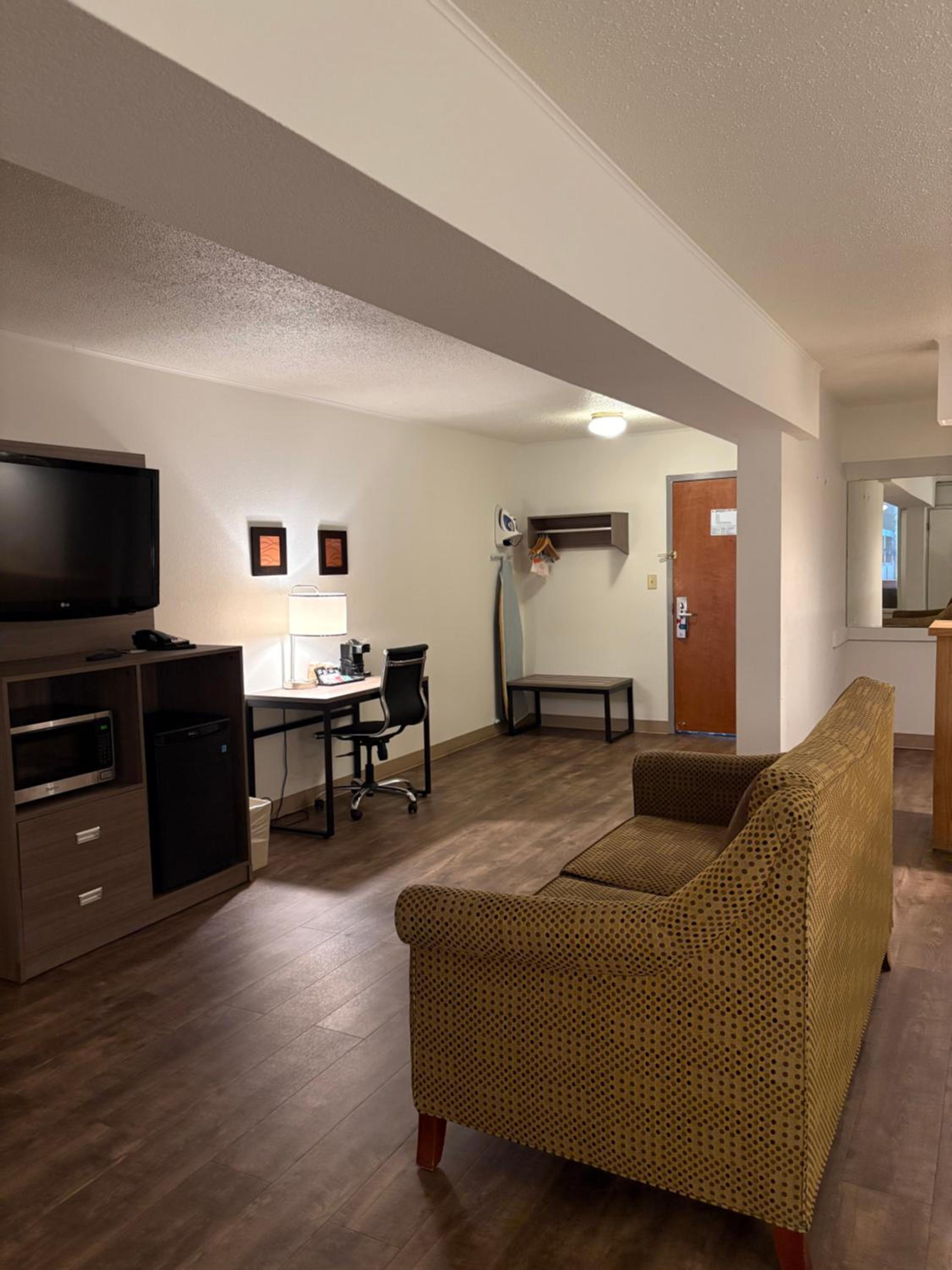 King Suite with Sofa Bed - Non Smoking - Photo 3