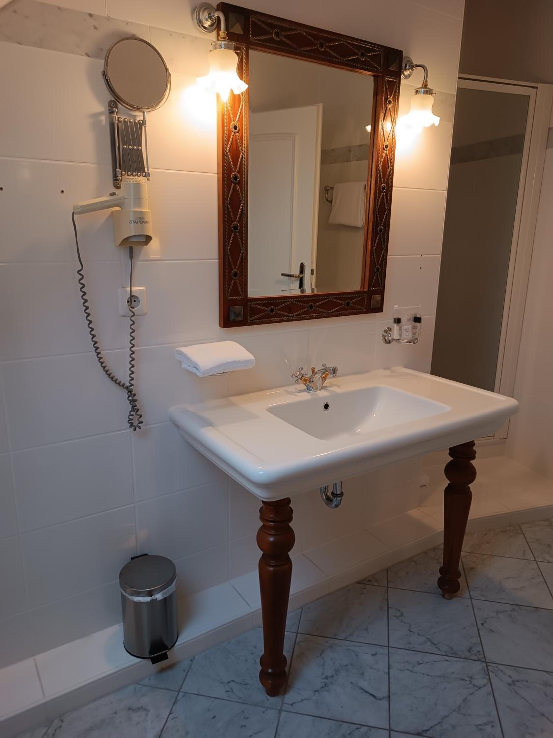 Single Room with Bathroom photo 3