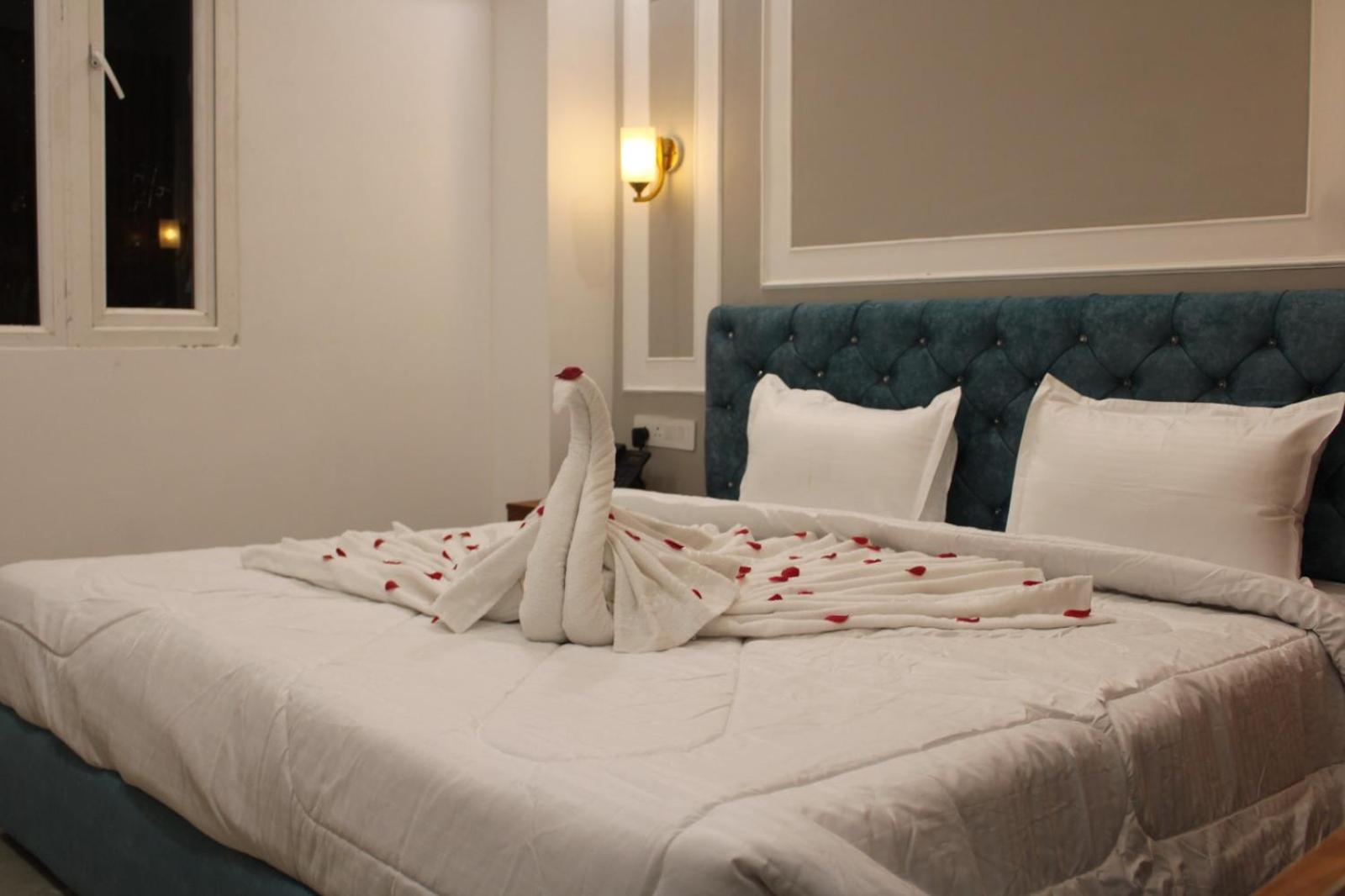 Deluxe Double Room (2 Adults + 1 Child) - Photo 4