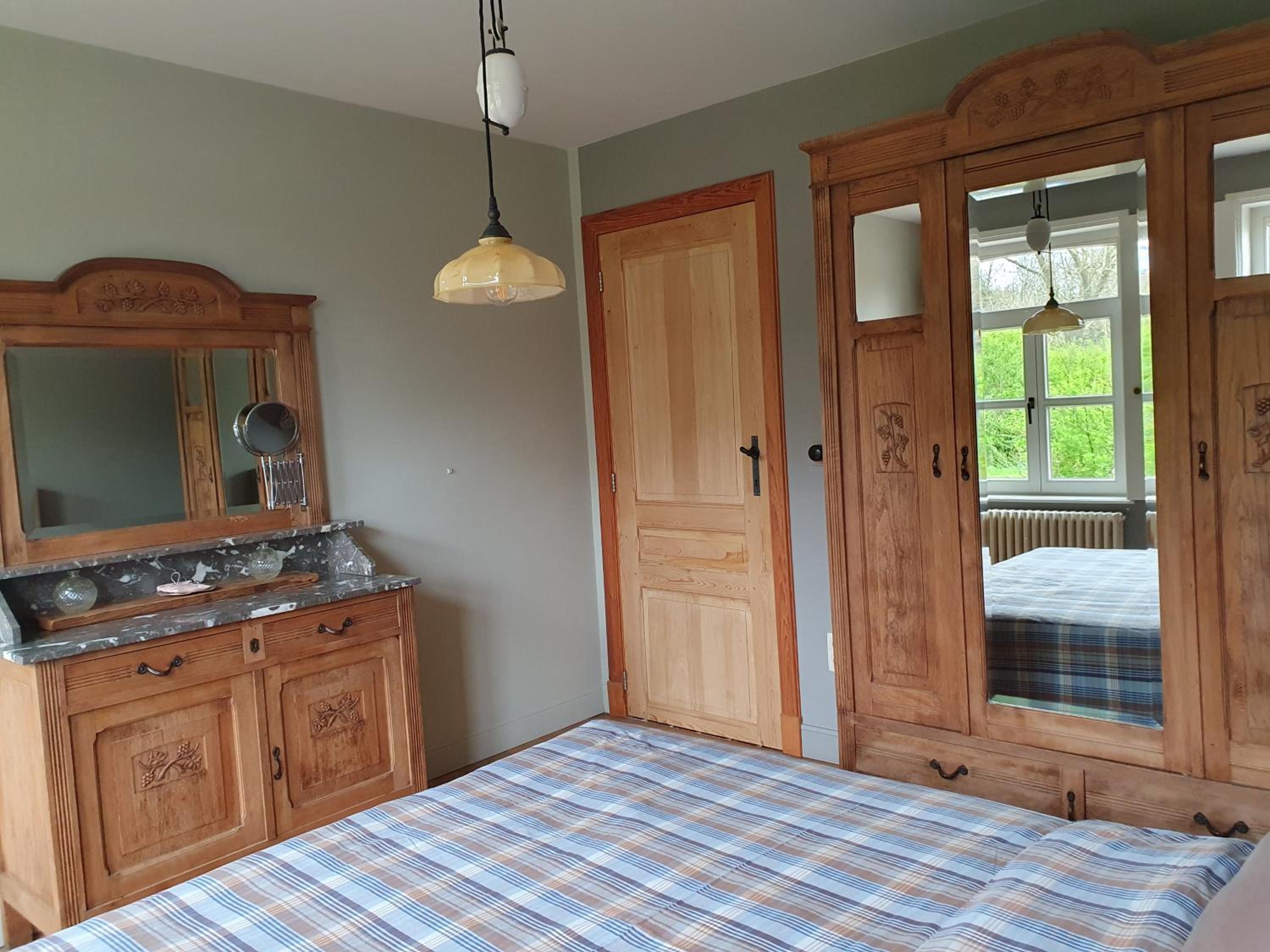 Five-Bedroom House photo 1