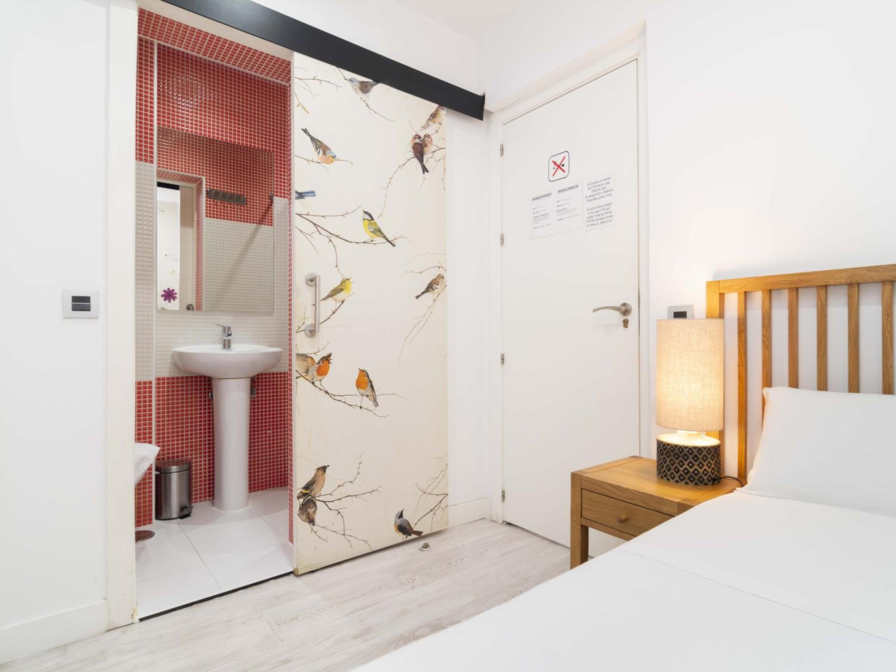 Small Single Room photo 2