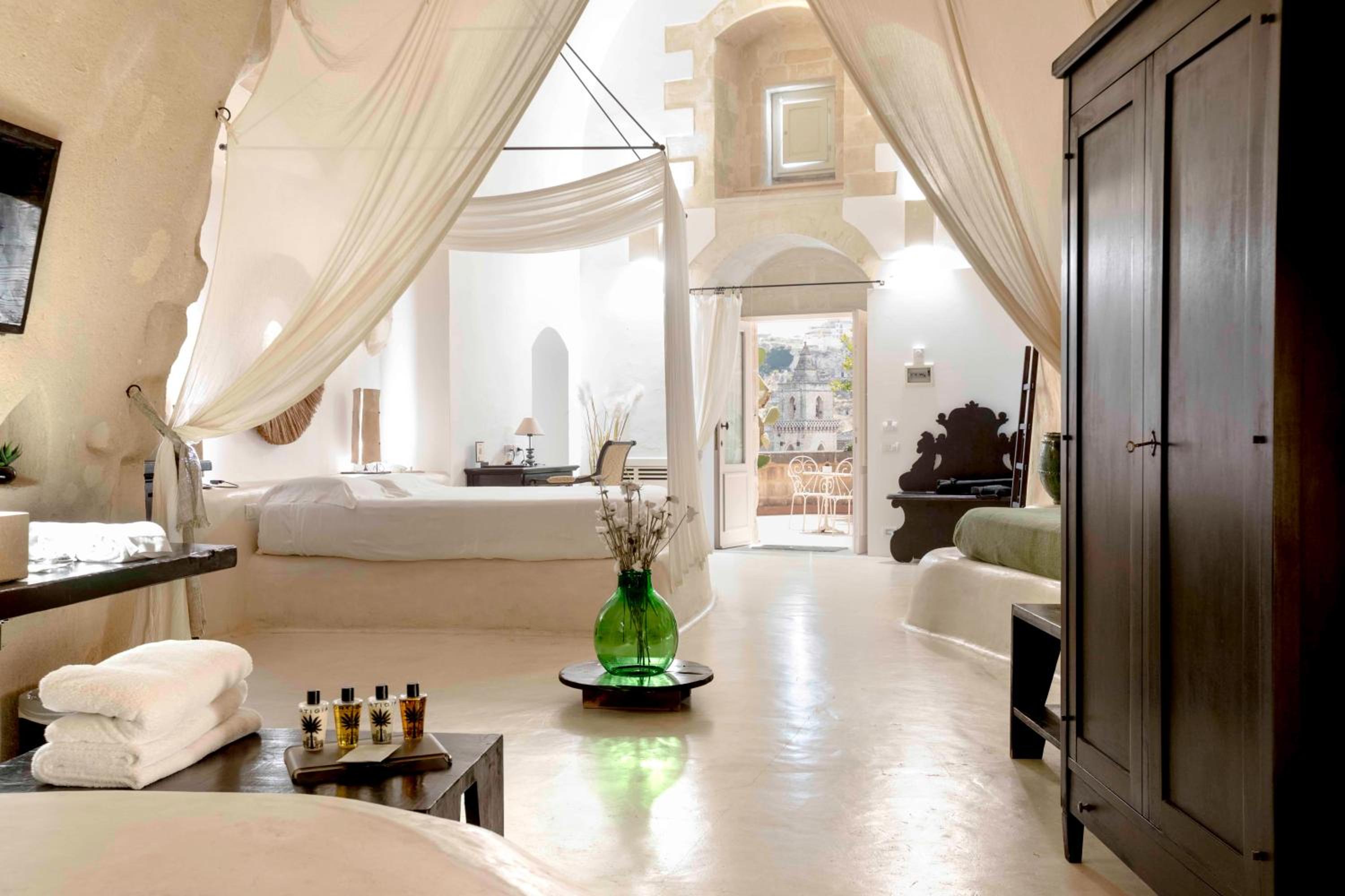Large Double Room with city view - Cave - Photo 5