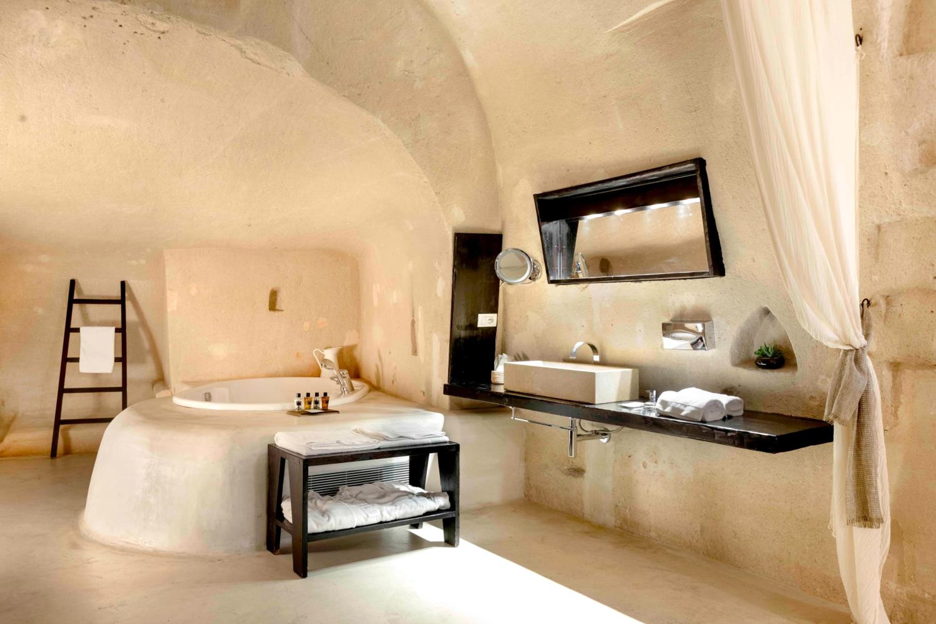 Large Double Room with city view - Cave - Photo 4
