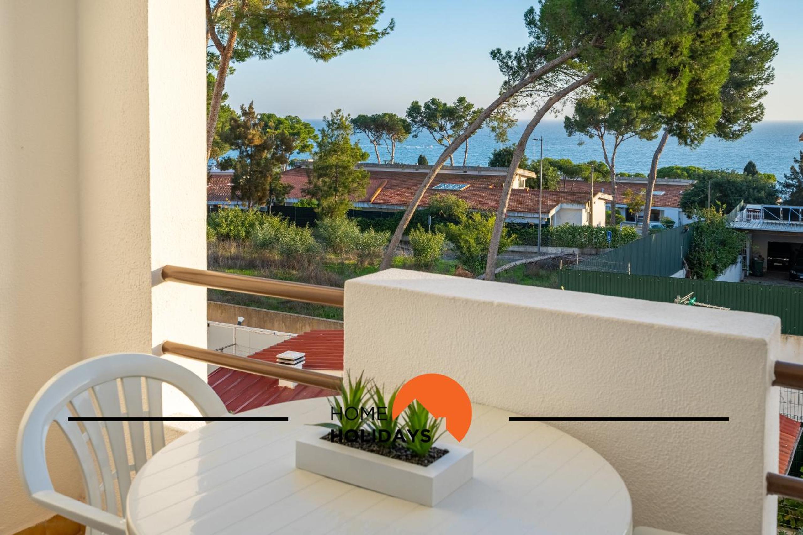 One-Bedroom Apartment with Sea View and Balcony