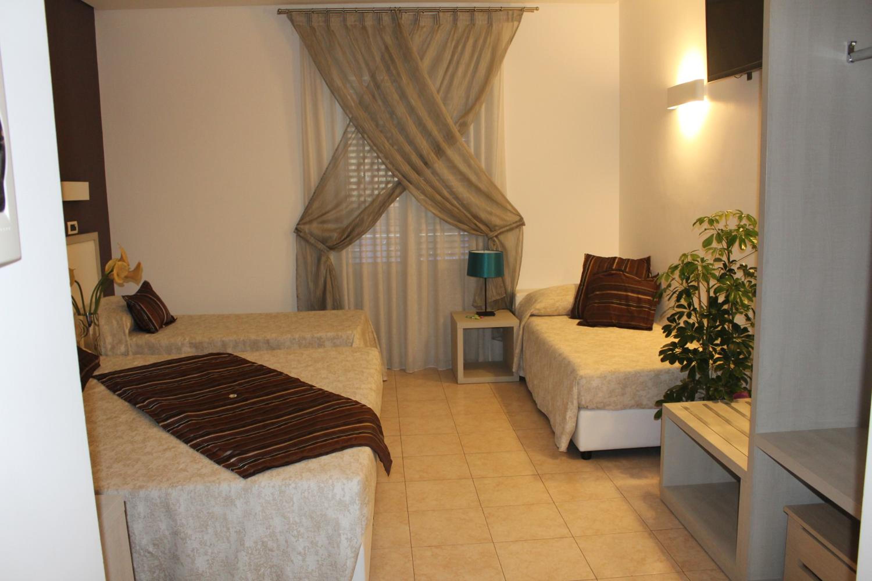 Quadruple Room with Balcony thumbnail 5