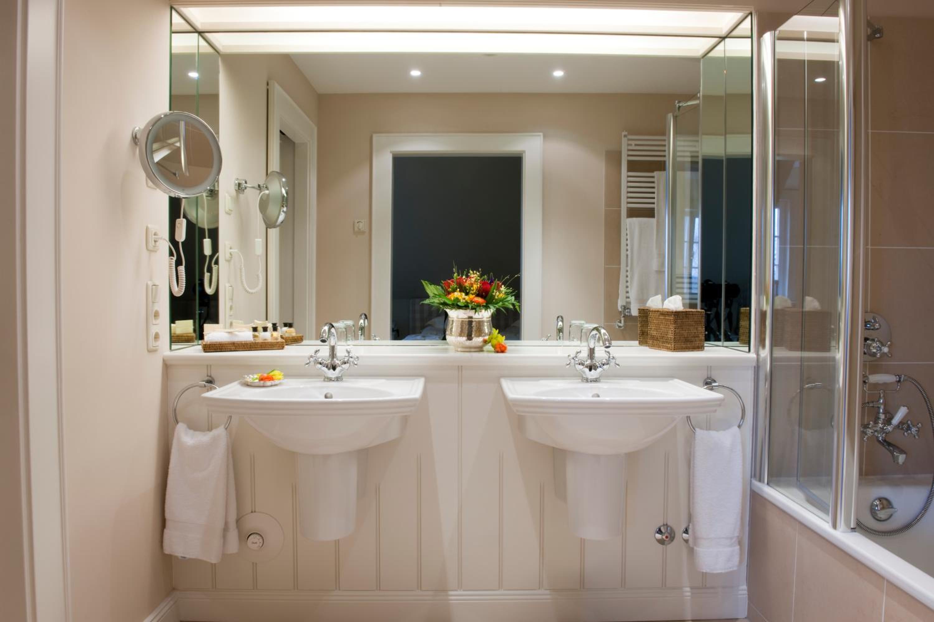 Deluxe Double Room - Photo 12