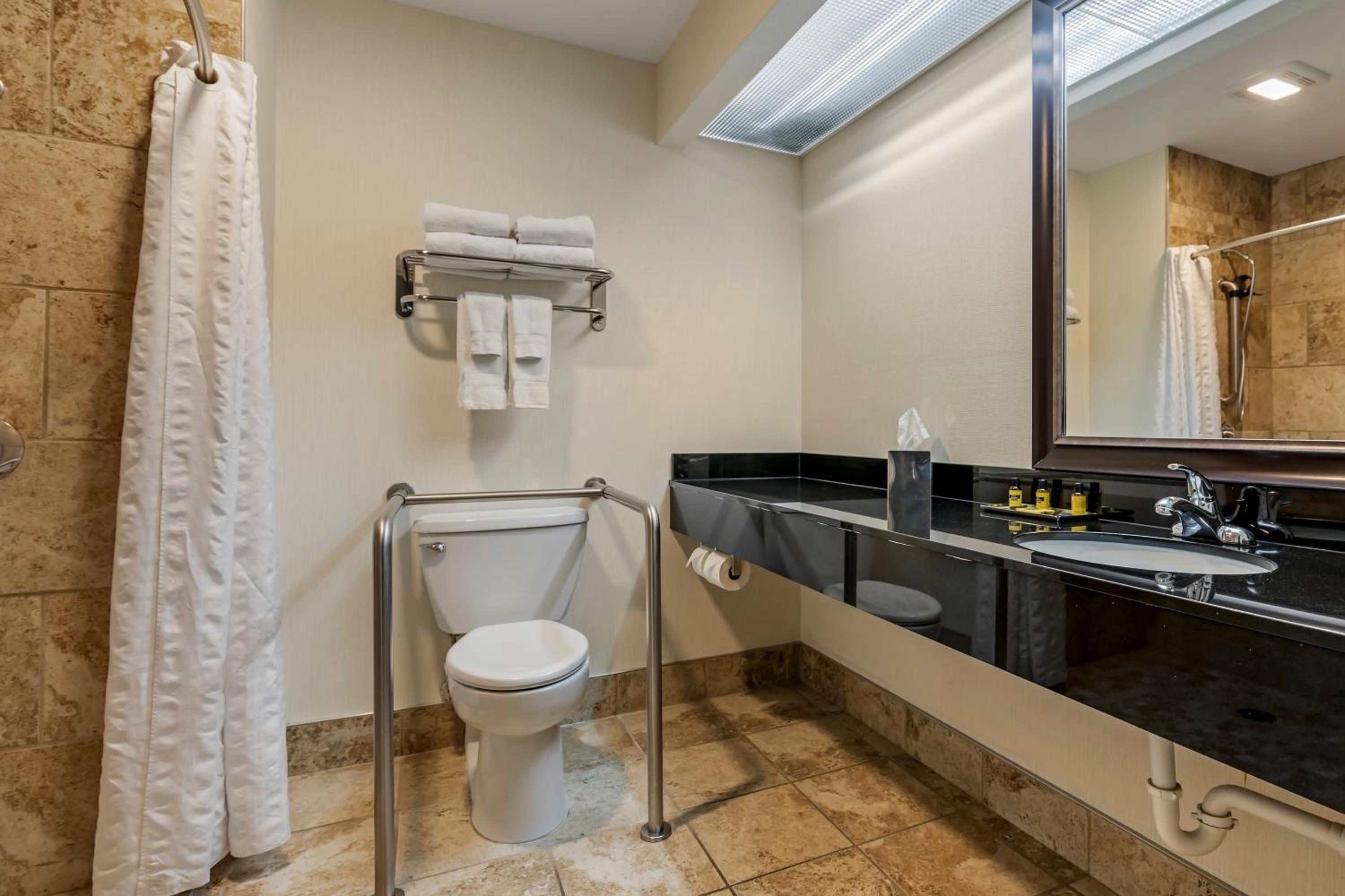 King Room with Roll-in Shower - Disability Access/Non-Smoking - Photo 2