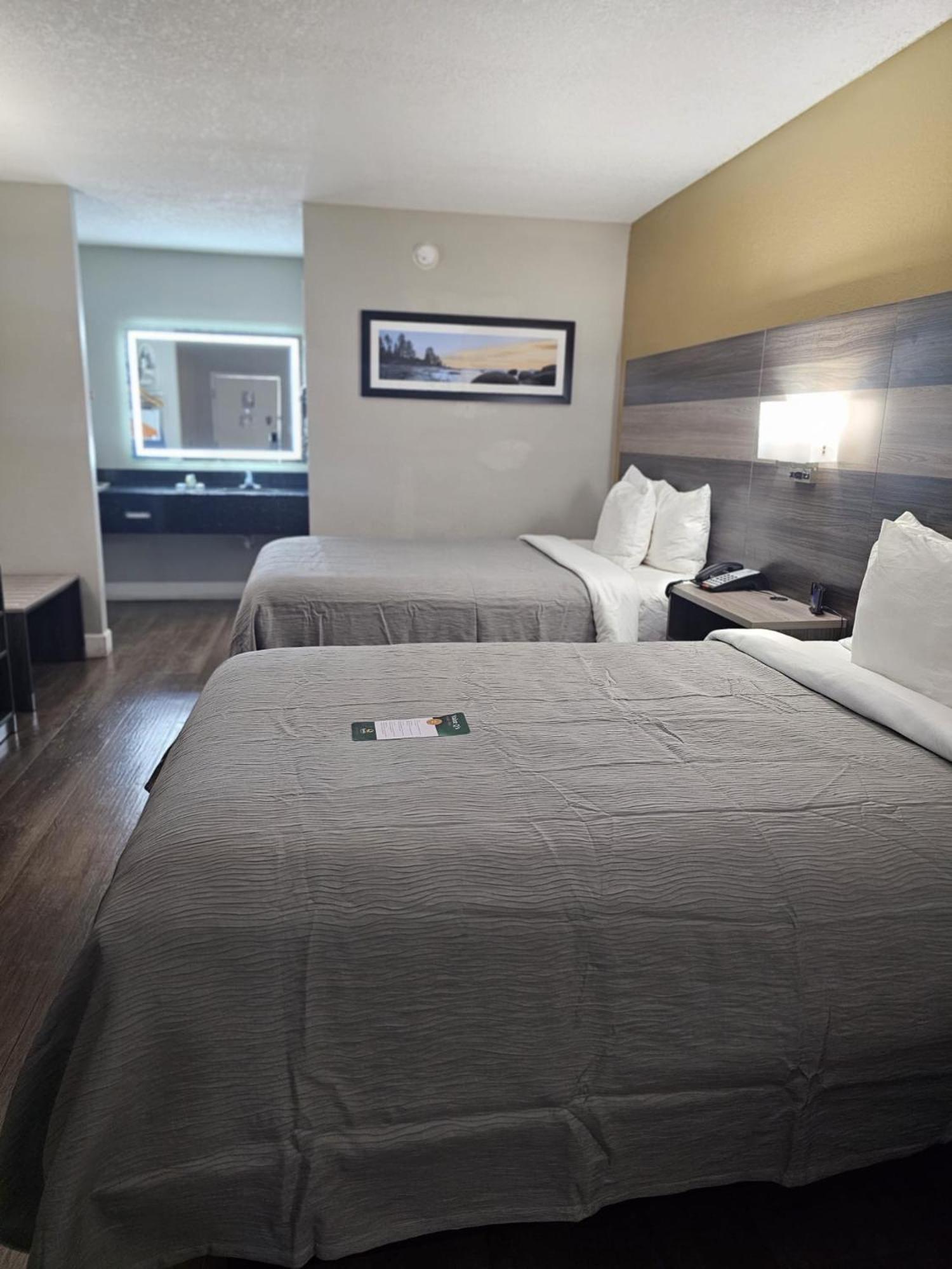Double Room with Two Double Beds - Smoking - Photo 2