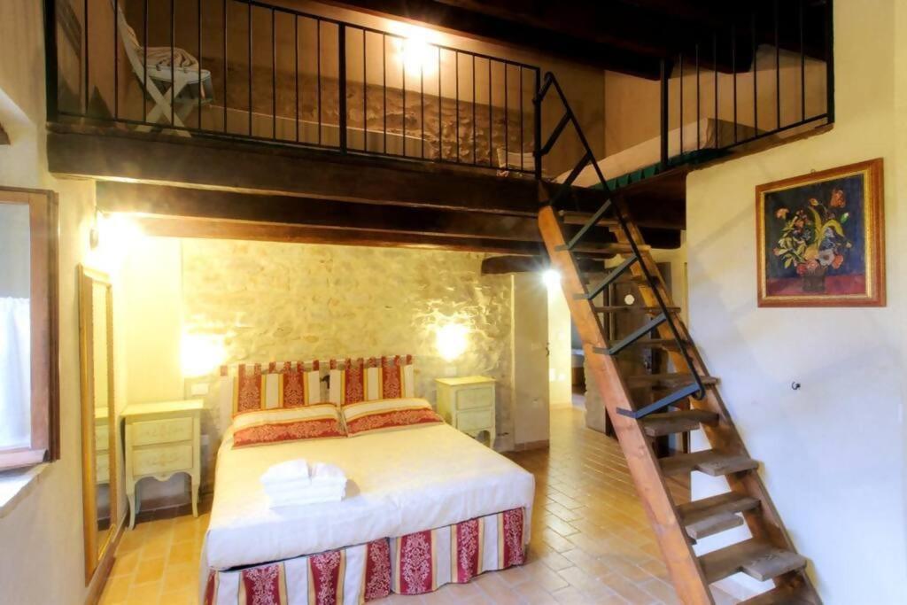 Eight-Bedroom House photo 1