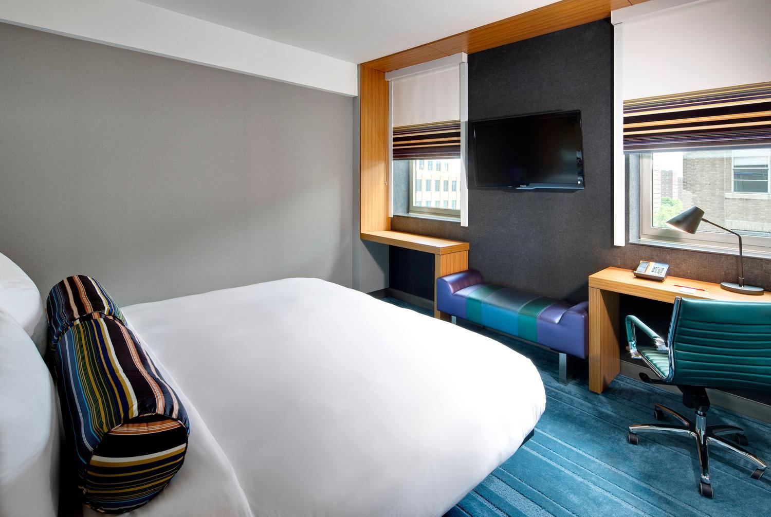 Suite, 1 King, Sofa bed, Corner room - Photo 3