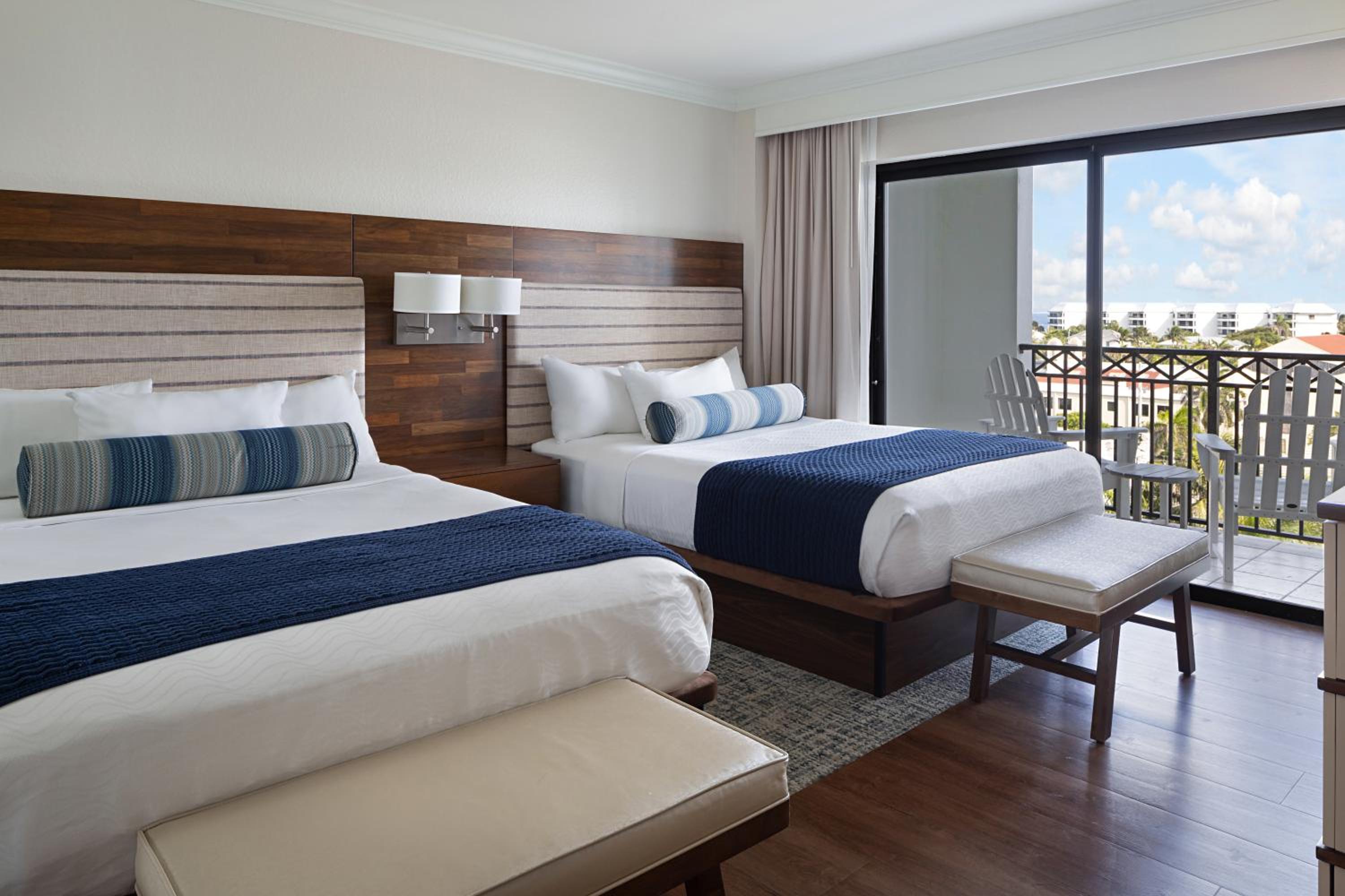 Suíte de um quarto com duas camas de casal - Vista para a piscina